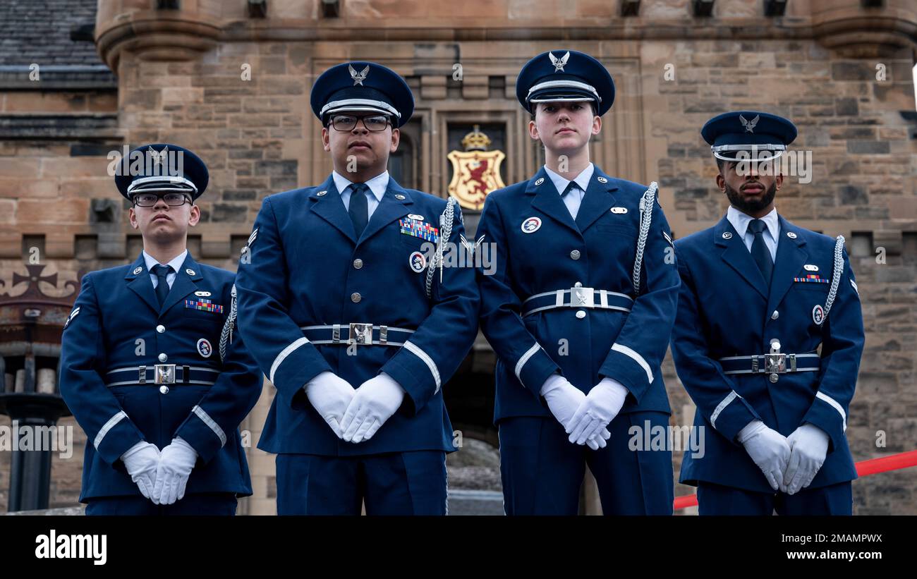 USA Mitglieder der Air Force Honor Guard, die dem 48. Kampfflügel zugeteilt sind, nehmen an einer schottisch-amerikanischen Gedenkfeier in Edinburgh, Schottland, am 31. Mai 2022 Teil. Die Gedenkstätte war eine Hommage an Schotten und Amerikaner, die im Ersten Weltkrieg ihr Leben verloren Stockfoto