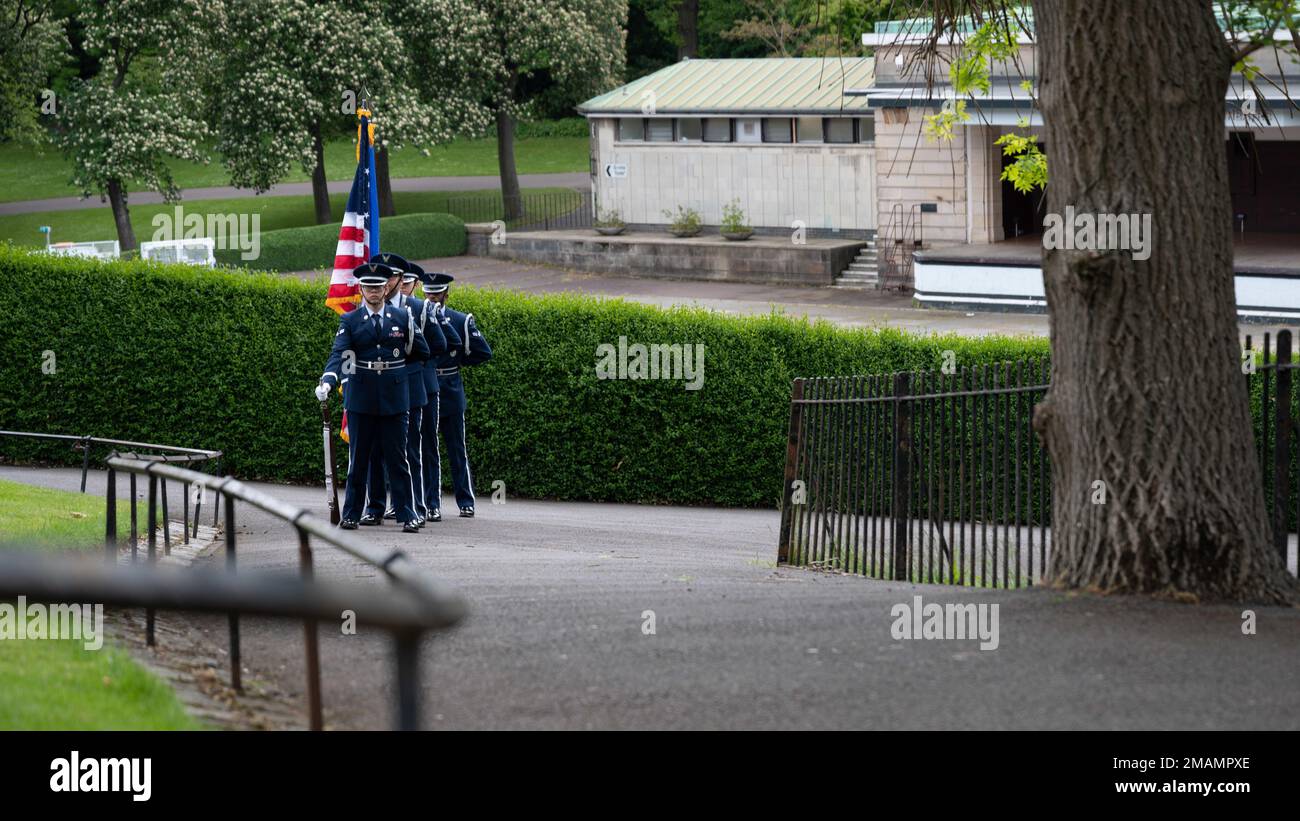 USA Mitglieder der Air Force Honor Guard, die dem 48. Kampfflügel zugeteilt sind, nehmen an einer schottisch-amerikanischen Gedenkfeier in Edinburgh, Schottland, am 31. Mai 2022 Teil. Die Gedenkstätte war eine Hommage an Schotten und Amerikaner, die im Ersten Weltkrieg ihr Leben verloren Stockfoto