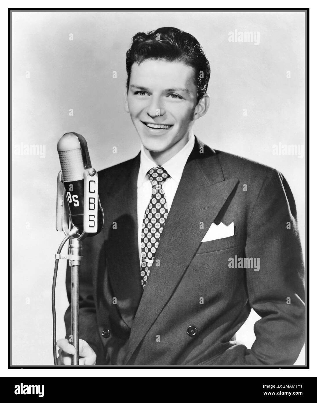FRANK SINATRA YOUNG 1942 Publicity Studio Porträtfoto von Frank Sinatra im Jahr 1942 mit einem CBS-Mikrofon, herausgegeben, um eine frühe Iteration 1940er der Frank Sinatra Show im CBS Radio zu bewerben. Hollywood, USA Stockfoto