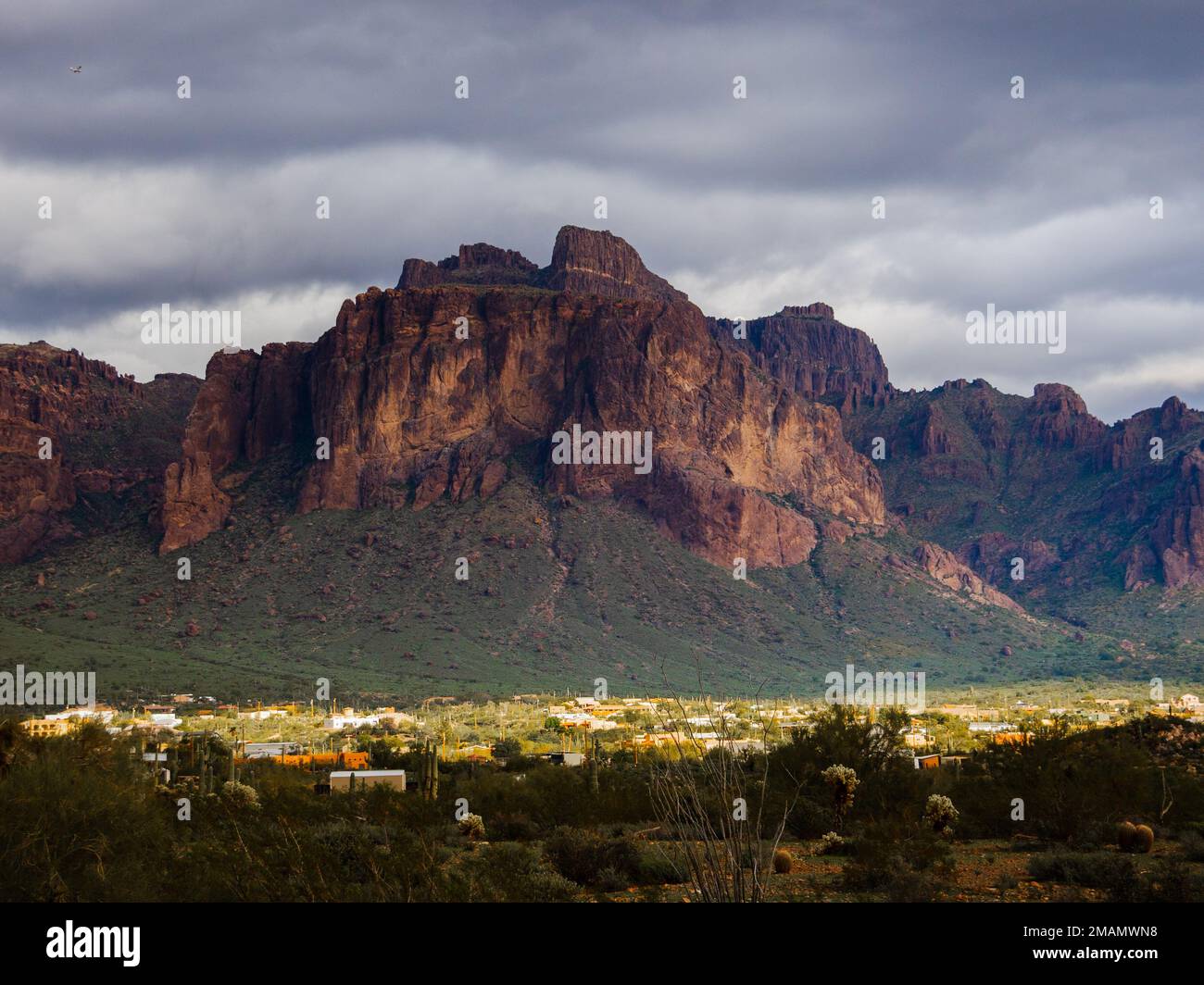 Während sich eine Wetterfront durch den Bundesstaat Arizona bewegt, bilden Wolken kontrastierende Elemente über der Superstition Mountain Range östlich von Phoenix Stockfoto