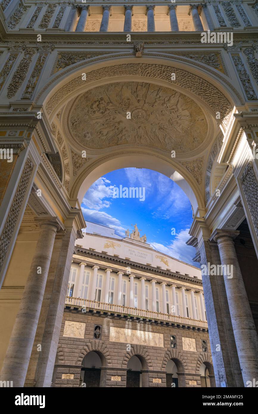 Blick von außen auf das königliche Theater von Saint Charles vom Eingang zur Galleria Umberto I in Neapel, Italien. Stockfoto