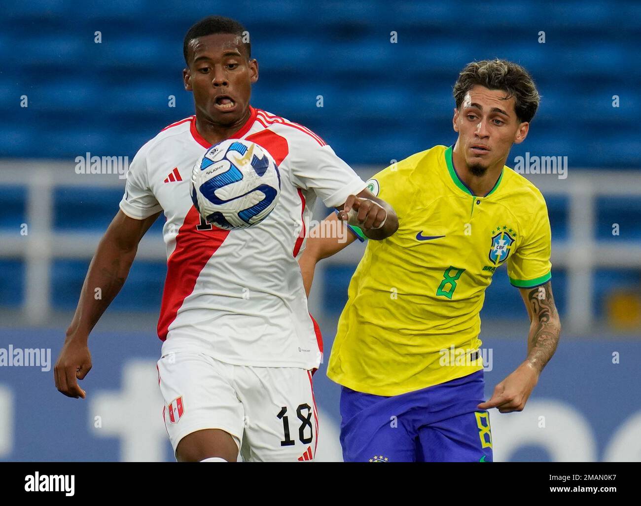 Peru's Sebastian Aranda, left, battles for the ball with Brazil's Marlon Gomes during a South America Championship U-20 soccer match, in Cali, Colombia, Thursday, Jan. 19, 2023. (AP Photo/Fernando Vergara) Stockfoto