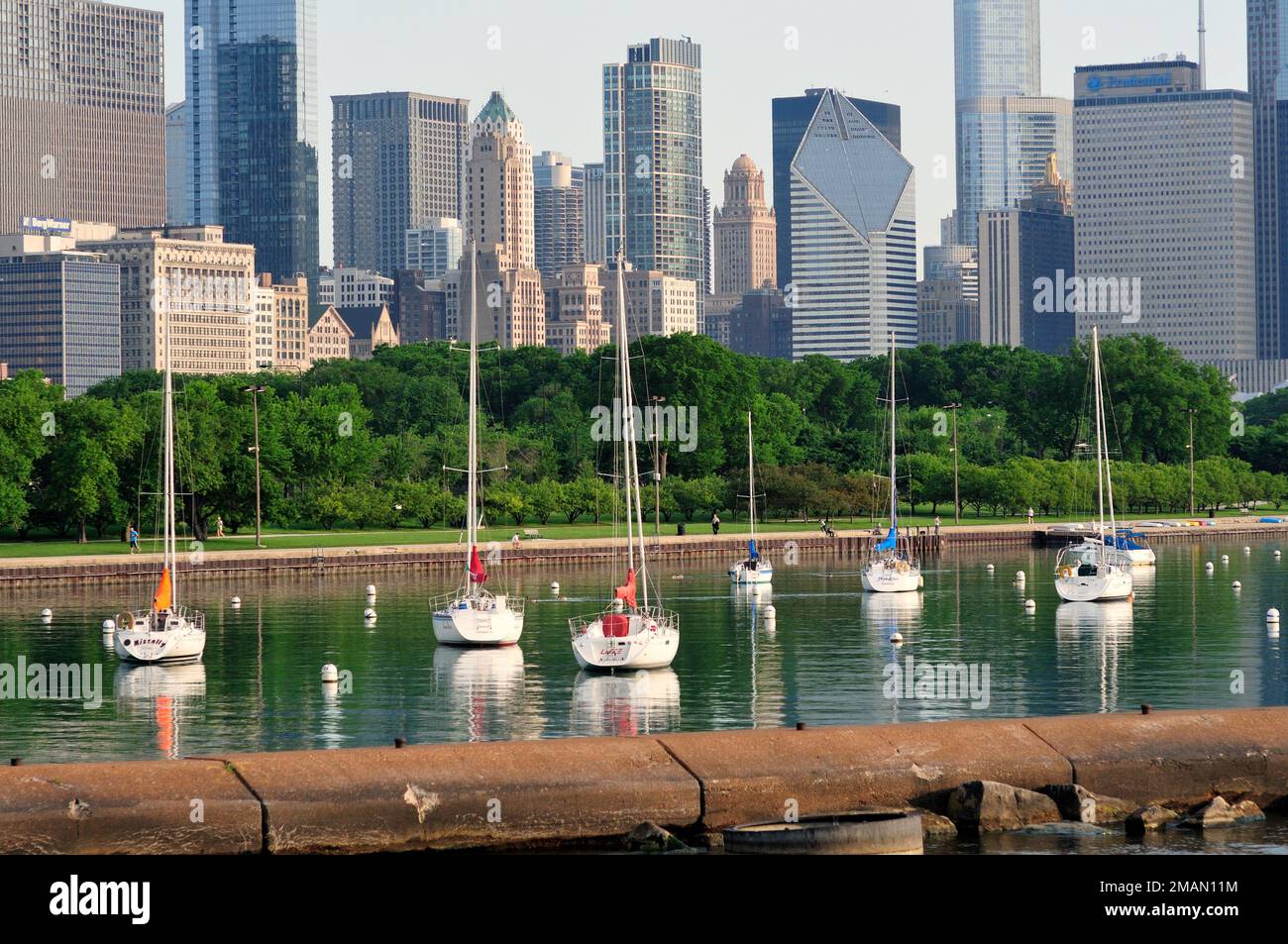 Chicago, Illinois, USA. Die Boote füllen die Häfen der Monroe Street und Burnham in einem Wellenbrecher, während die Besitzer ihr Handwerk für die Sommersaison ankern. Stockfoto