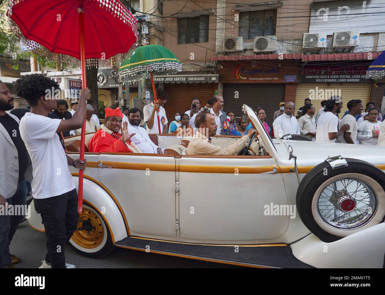 Archbishop of Hyderabad Anthony Poola, waves as he arrives in a procession to conduct a mass at St Joseph Cathedral in Hyderabad, India, Sunday, Sept. 4, 2022. Archbishop Poola is the first member of the Dalit community, considered the lowest rung of India’s caste system, to become a cardinal. ( AP Photo/Mahesh Kumar A.) Stockfoto