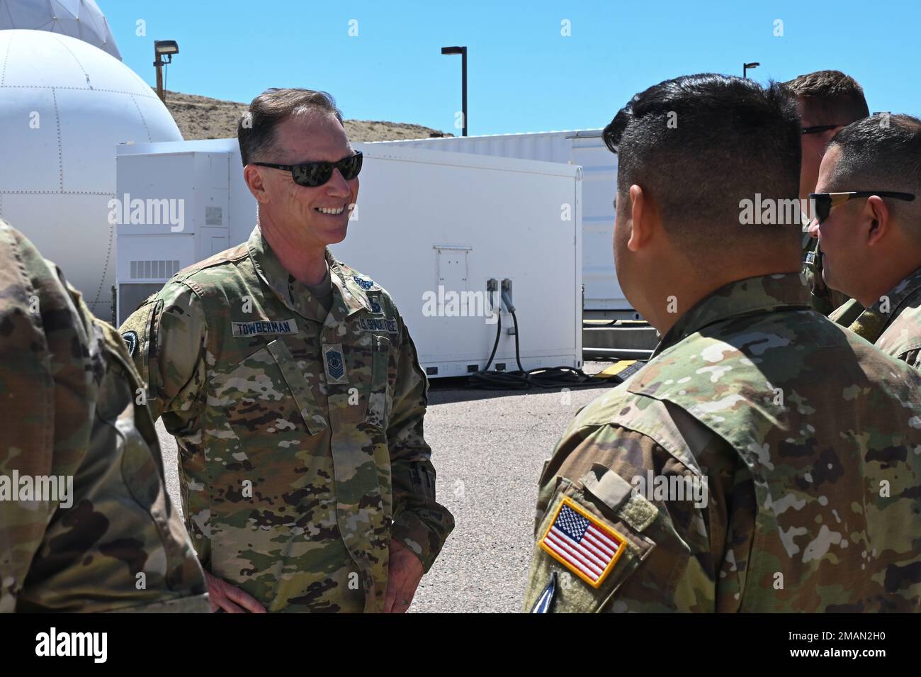 Chief Master Sgt. Der Space Force Roger A. Towberman trifft am 31. Mai 2022 auf dem Luftwaffenstützpunkt Kirtland, N.M., Airmen und Wächter des Mobile Range Flight. Während seines Besuchs besichtigte Chief Towberman das MRF, traf sich mit der Führungsspitze der Space Force, veranstaltete ein Sammelgespräch mit Airmen und Wächtern der Space Force und besichtigte das Rendezvous, Proximity, Satellite Operations Center im Innovation and Prototyping Delta. Stockfoto