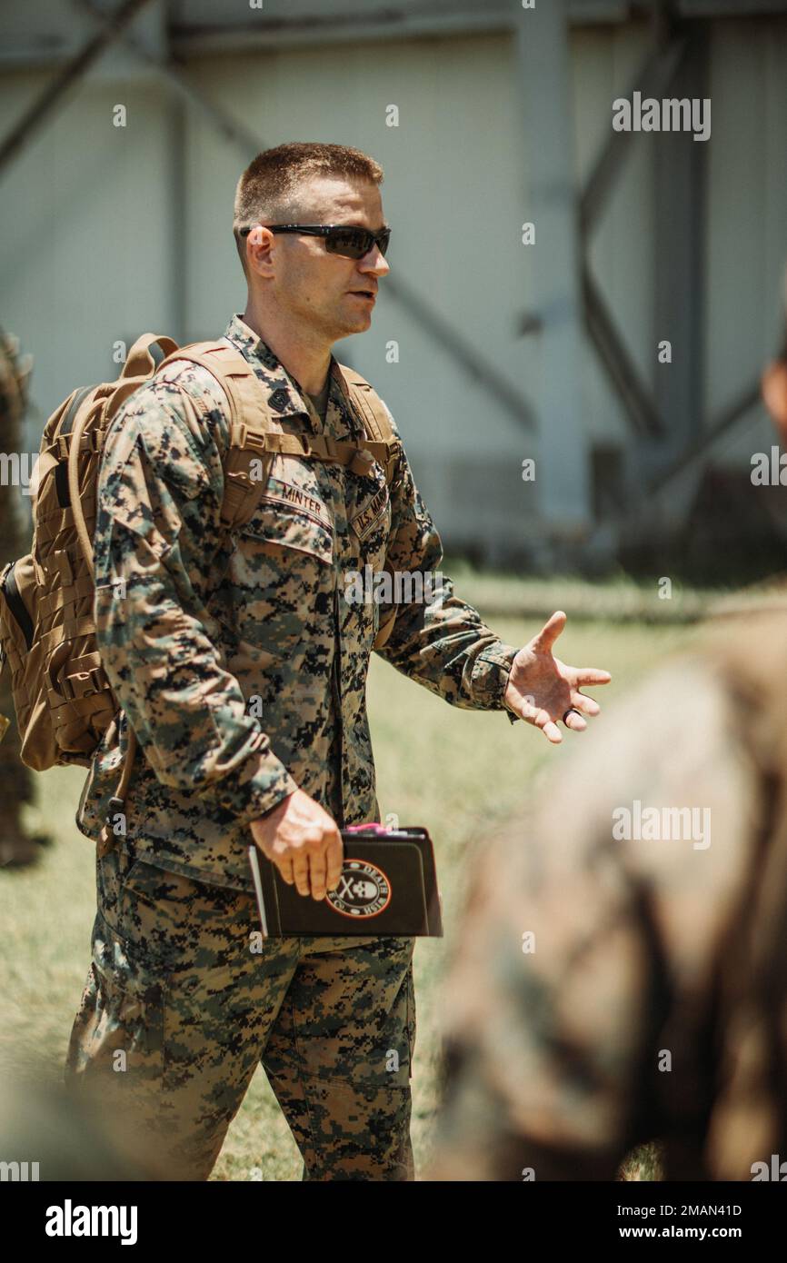 USA Marinekorps 1. Sgt. Joshua Minter gibt eine kurze Erklärung vor dem Mt. Suribachi Wanderung auf der Insel Iō Tō (Iwo Jima), Japan, 31. Mai 2022. Marines aus mehreren Einheiten, die der 3. Marine Expeditionstruppe zugeteilt wurden, gingen am Memorial Day Wochenende nach Iwo Jima, um die Marines des 2. Weltkriegs zu ehren Stockfoto