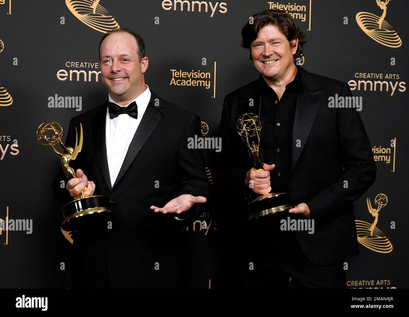 Dave Saretsky, left, and Jon Schwartz pose in the press room with the award for outstanding technical direction, camera work, video control for a series for "Last Week Tonight with John Oliver" on night one of the Creative Arts Emmy Awards on Saturday, Sept. 3, 2022, at the Microsoft Theater in Los Angeles. (AP Photo/Chris Pizzello) Stockfoto
