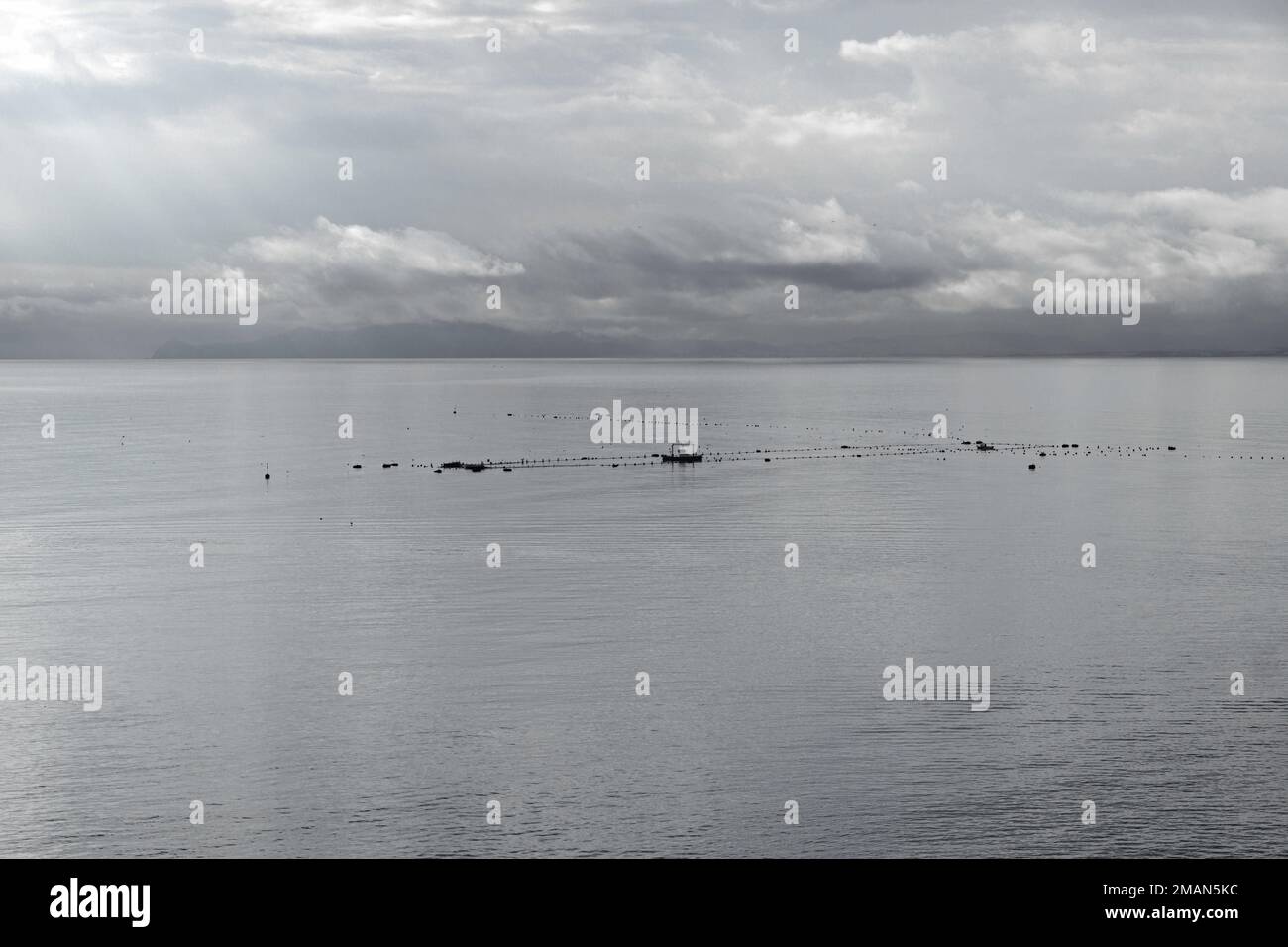 Meereslandschaft mit Booten, die an einem bewölkten Tag in der Almadraba von Ceuta, Spanien, fischen. Stockfoto