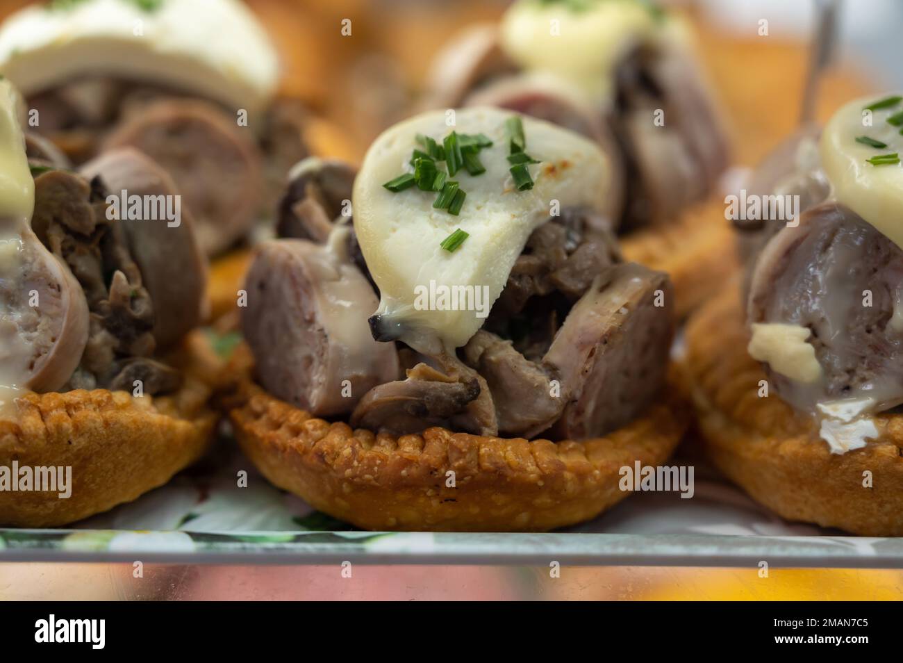 Französische Mini-Quiche-Torte mit Ziegenkäse und traditioneller ...