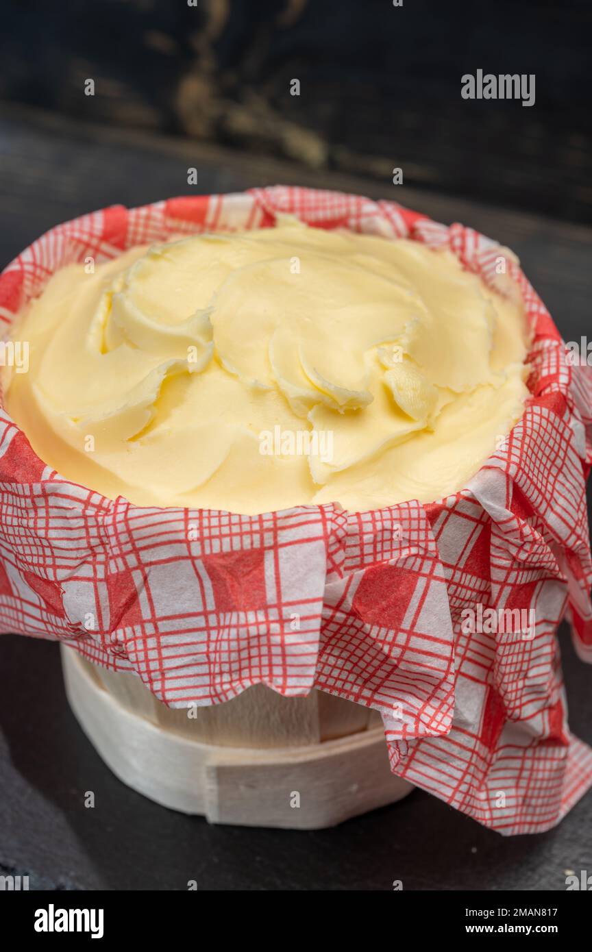 Im Gebiet Veys Bay in der Nähe der Departements Isigny-sur-Mer und Manche und Calvados in Nordfrankreich hergestellte Kuhmilchbutter von Tastu beurre d'Isigny Stockfoto