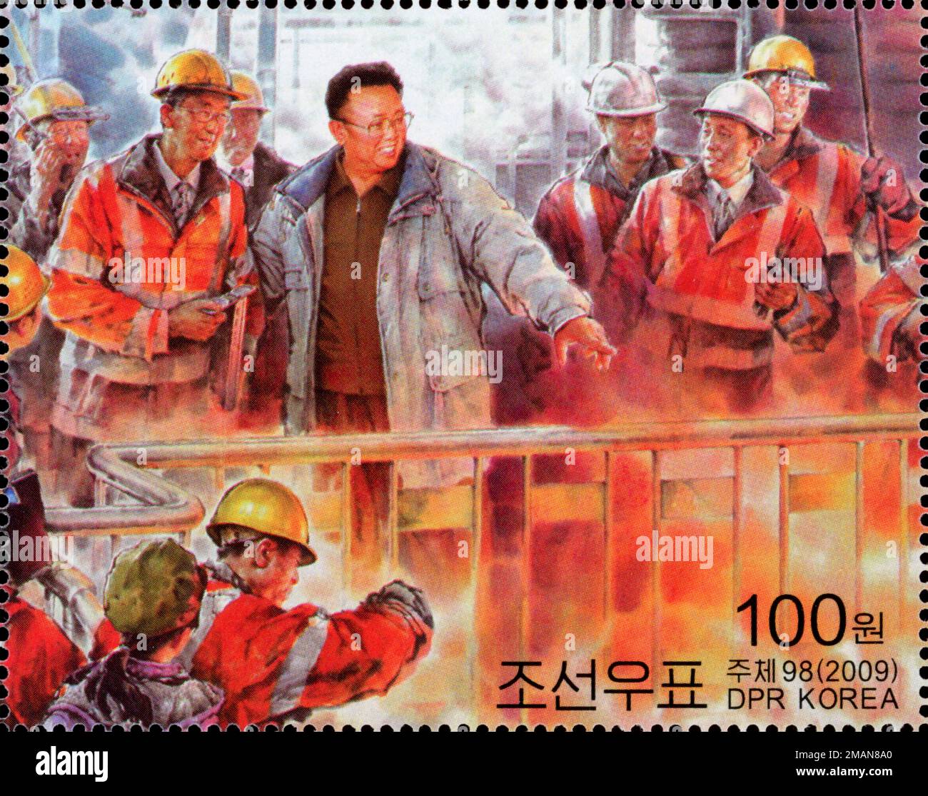 Nordkoreanische Briefmarke aus dem Jahr 2009, die Kim Jong Il zeigt, wie er eine Stahlfabrik mit Industriearbeitern besucht, Ölmalerei. Stockfoto