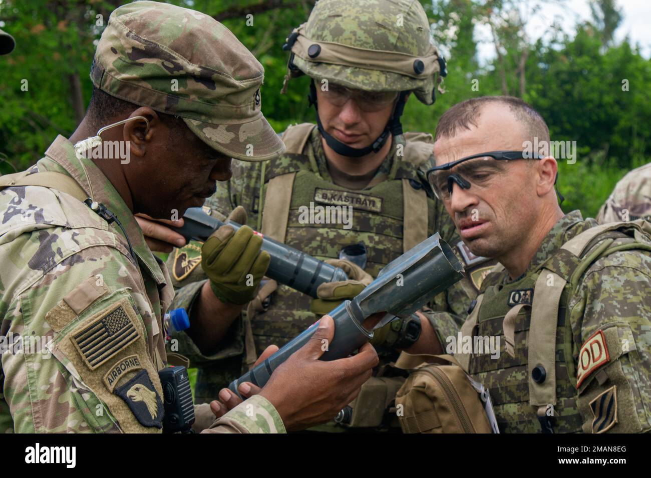 Kosovo-Soldaten, die der Sprengstoffvernichtung der Kosovo-Sicherheitskräfte (EOD) zugeteilt wurden, führten ein EOD-Ausbildungsszenario unter Aufsicht des Beobachters Coach/Trainer Sgt. 1. Klasse Gregory Palmer (links) durch, das dem 7. Armeeausbildungskommando (7ATC) Raptor Team EOD zugeteilt wurde, und zwar im Rahmen der Übung Combined Resolve 17 im Ausbildungsgebiet Hohenfels, Deutschland, 1. Juni 2022. Kombinierte Auflösung ist eine wiederkehrende US-amerikanische Von der Armee in Europa und Afrika durchgeführte multinationale Übungsreihe, die im Gemeinsamen multinationalen Bereitschaftszentrum der 7ATC abgehalten wird und die Fähigkeit der Teilnehmer bewertet und bewertet, Operationen in einem Komplex durchzuführen Stockfoto