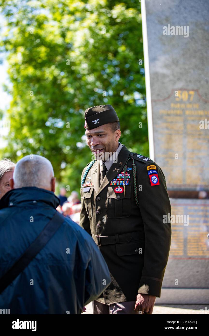 Die Gemeinde Amfreville ehrt das 507. Parachute Infantry Regiment und die 82. Airborne Division am 507. Parachute Infantry Regiment Memorial in Picauville, Frankreich, am 1. Juni 2022. USA Oberst Richard Taylor vom 3. Brigaden-Kampfteam, 82. ABN. Div., Bataillon S3 Maj. Craig Barnhill vom 507. Fallschirm-Infanterie-Regiment und Mitglieder der örtlichen Gesetzgebung von Amfreville gaben Bemerkungen ab und legten Kränze zum Gedenken an die heldenhaften Aktionen des 507. Jahrhunderts im Jahr 1944. Stockfoto