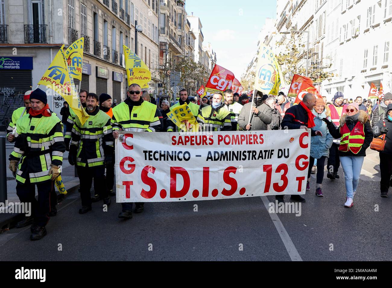 Marseille, Frankreich. 19. Januar 2023. Feuerwehrleute, die während der Demonstration gesehen wurden. Alle Gewerkschaften, die Arbeitnehmer und Manager vertreten, haben gemeinsam eine Mobilisierung gegen die neue Rentenreform gefordert, die im nächsten Monat von Premierministerin Elisabeth Borne vorgelegt werden soll. Etwa 140.000 Demonstranten marschierten laut Polizei durch die Straßen von Marseille und 1.200.000 durch Frankreich. Kredit: SOPA Images Limited/Alamy Live News Stockfoto