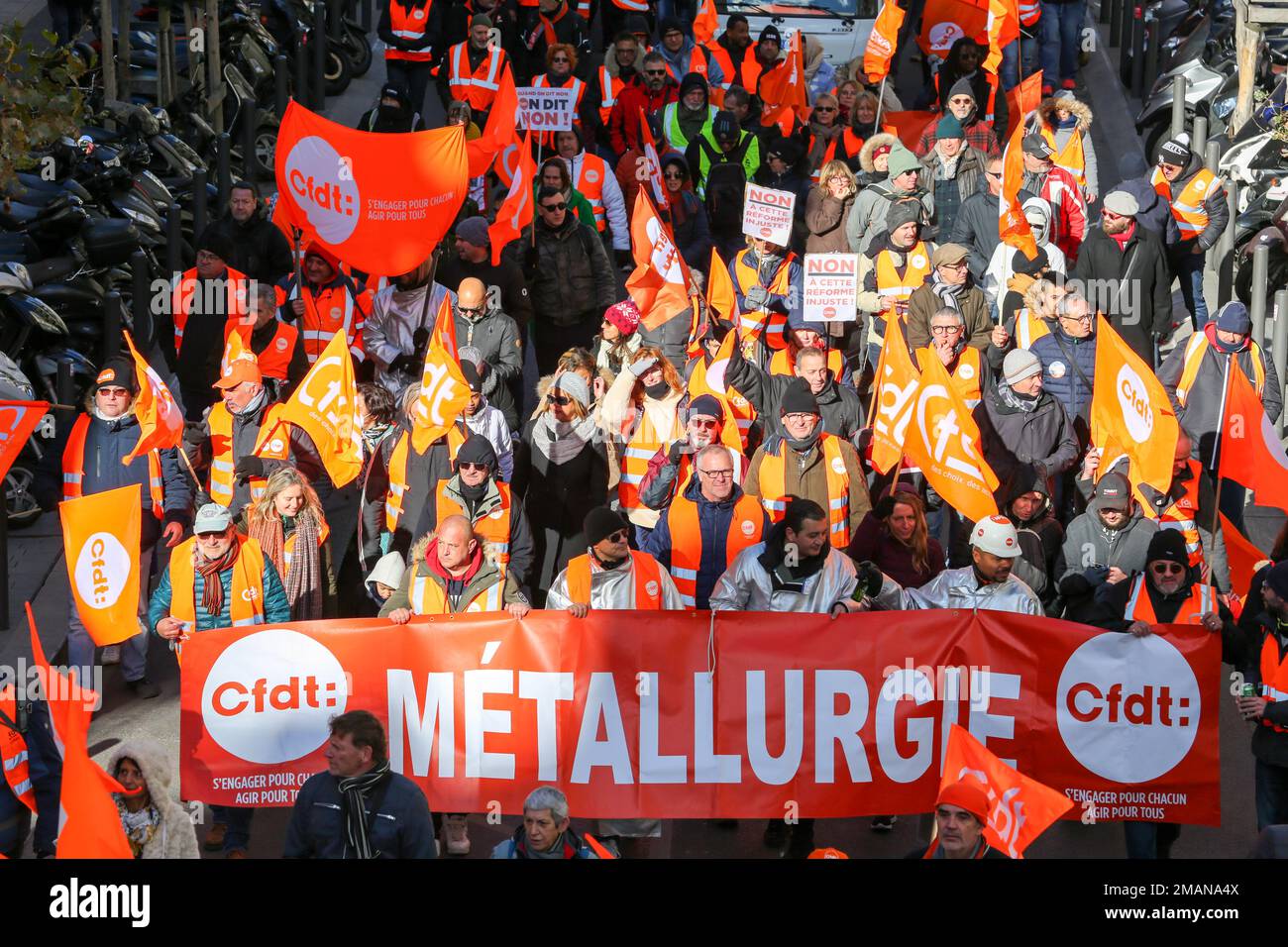 Marseille, Frankreich. 19. Januar 2023. Demonstranten der Gewerkschaft CFDT (Französischer Demokratischer Gewerkschaftsbund) halten während der Demonstration ein Banner. Alle Gewerkschaften, die Arbeitnehmer und Manager vertreten, haben gemeinsam eine Mobilisierung gegen die neue Rentenreform gefordert, die im nächsten Monat von Premierministerin Elisabeth Borne vorgelegt werden soll. Etwa 140.000 Demonstranten marschierten laut Polizei durch die Straßen von Marseille und 1.200.000 durch Frankreich. Kredit: SOPA Images Limited/Alamy Live News Stockfoto