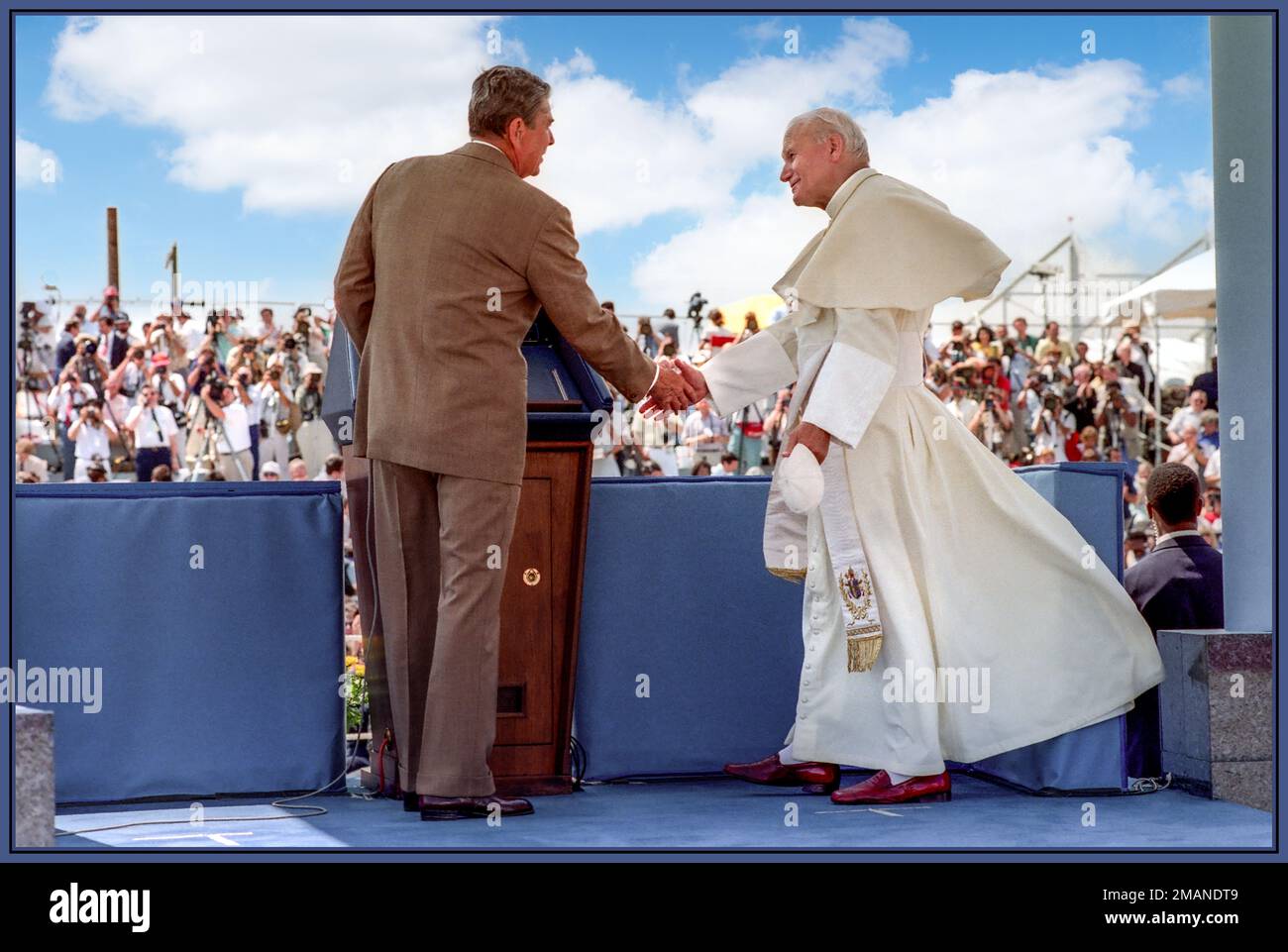 Präsident Ronald Reagan mit Pope John Paul II am Miami International Airport in Florida, 9./10/1987 10. September 1987 Amerika USA Stockfoto
