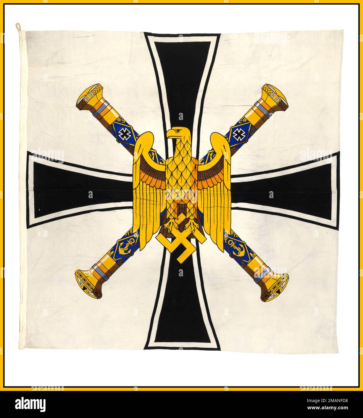 KRIEGSMARINE NAZI DEUTSCHLAND FAHNE KOMMANDOFLAGGE, Admiral der Flotte, Nazideutschland (1943-1945) Kommandoflagge eines Admirals der Flotte, Nazideutschland (1943-1945). Auf der Hebebühne: "FLG Grossadmiral". Die Fahne besteht aus Wollkragen mit einem Baumwoll-Hebezeug. Es ist maschinengenäht und das Design ist auf dem Stoff aufgedruckt. Das Feld ist weiß und trägt ein schwarzes Kreuz, auf dem zwei gekreuzte Admiralsstäbe und ein Adler mit dem Hakenkreuz stehen. Kommandoflagge, Admiral der Flotte, Nazideutschland (1943-1945) Datum 1939-1945 Stockfoto