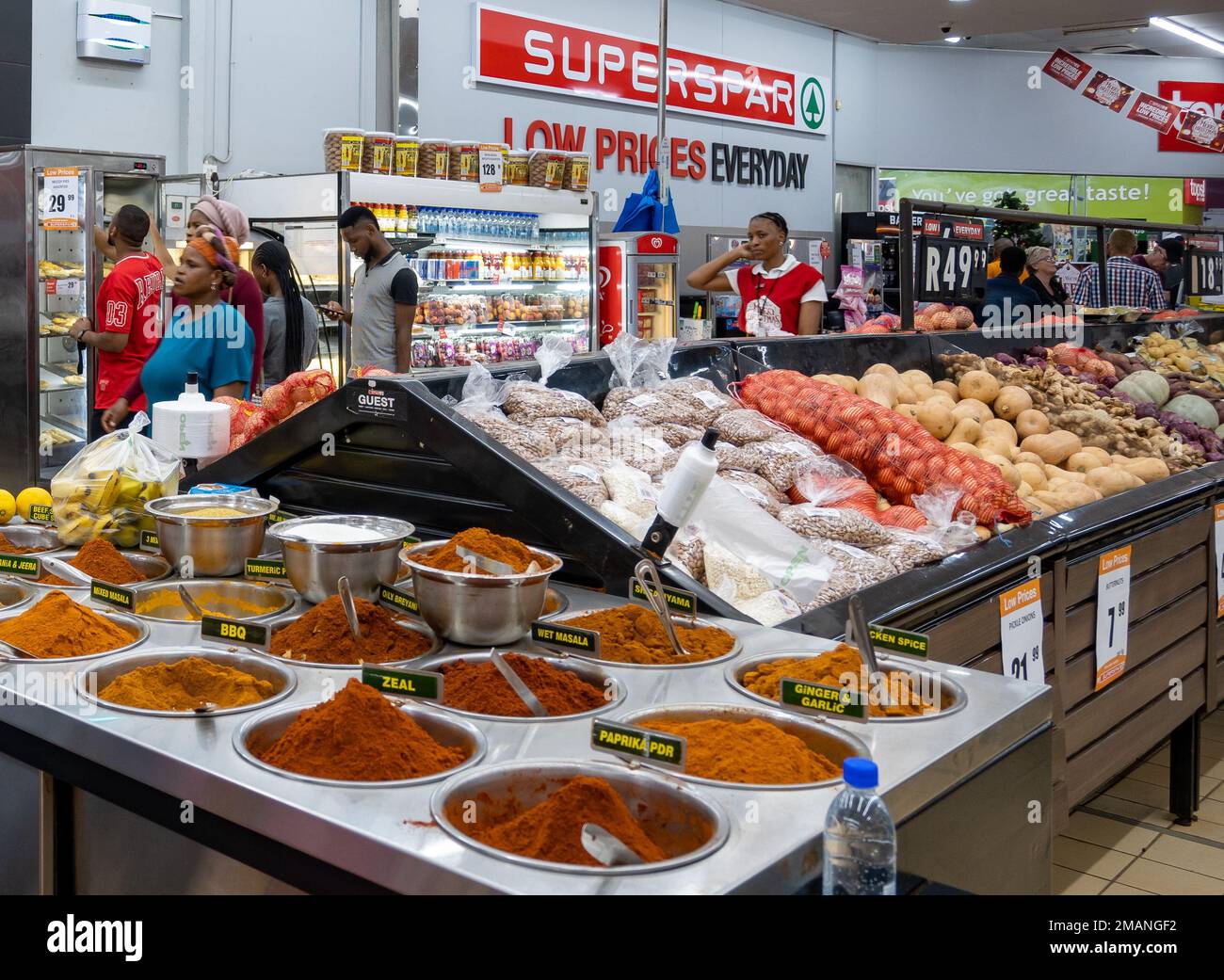 Gewürzsorten und frische Produkte auf einem Supermarkt. KwaZulu Natal, Südafrika. Stockfoto