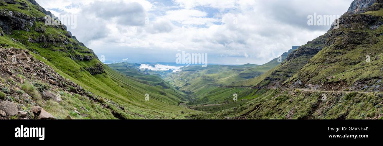 Blick auf das Tal von den Drakensberg-Bergen, KwaZulu Natal, Südafrika. Stockfoto