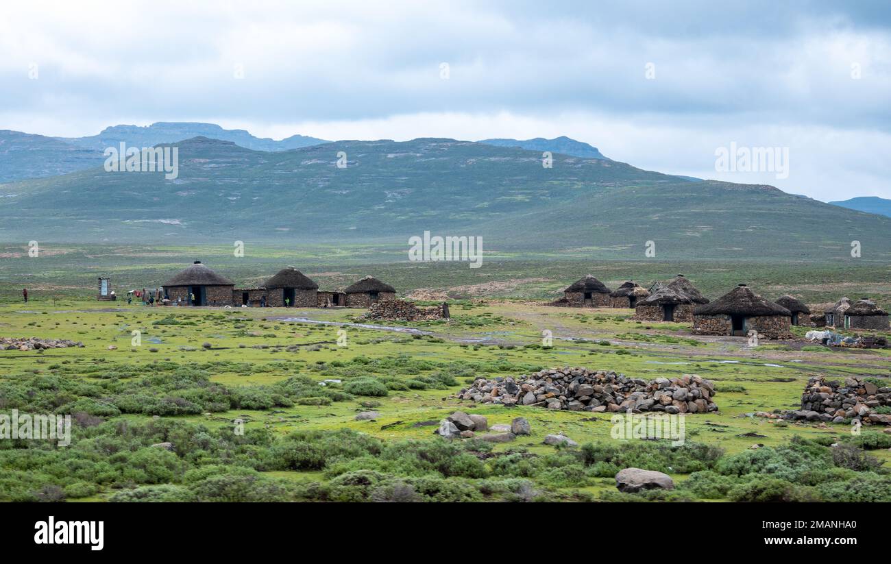 Traditionelle Steinhütten in einem kleinen Dorf im Hochland von Lesotho. Stockfoto