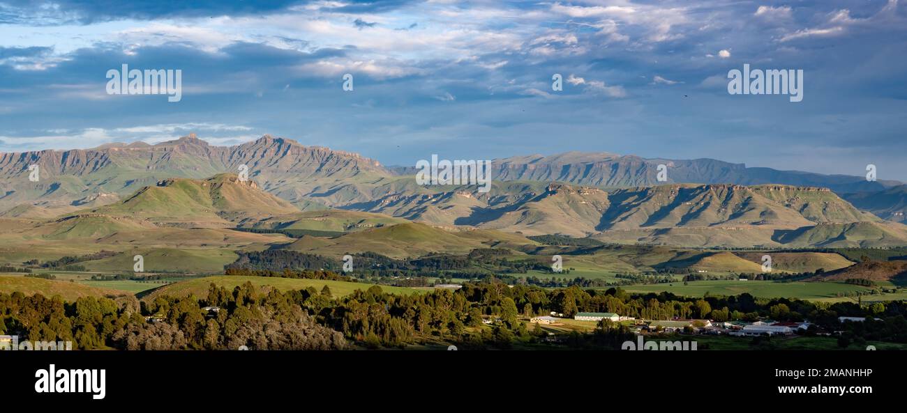 Panoramablick auf die Drakensberge bei Underberg, KwaZulu Natal, Südafrika. Stockfoto