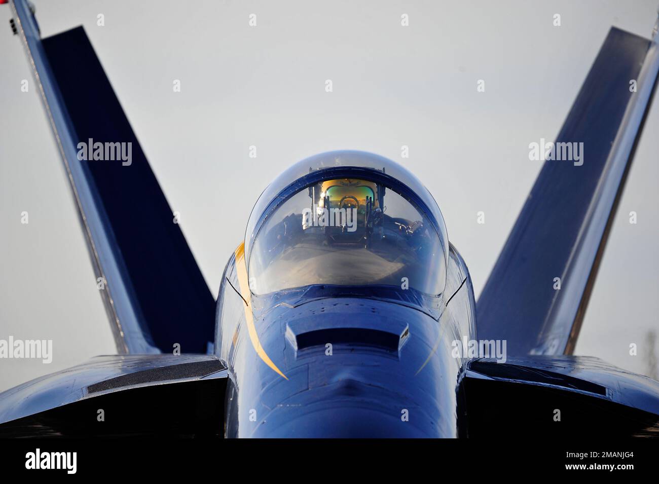 230118-N-KB563-1381 EL CENTRO, KALIFORNIEN (18. Januar 2023) Left-Wing-Pilot, LT. Amanda Lee, bereitet sich auf den Start vor, bevor ein Trainingsflug über die Naval Air Facility (NAF) El Centro stattfindet. Die Blue Angels führen derzeit Wintertraining in NAF El Centro, Kalifornien, durch, um sich auf die kommende Flugshow 2023 vorzubereiten. (USA Marinefoto von Chief Mass Communication Specialist Michael Russell/veröffentlicht) Stockfoto