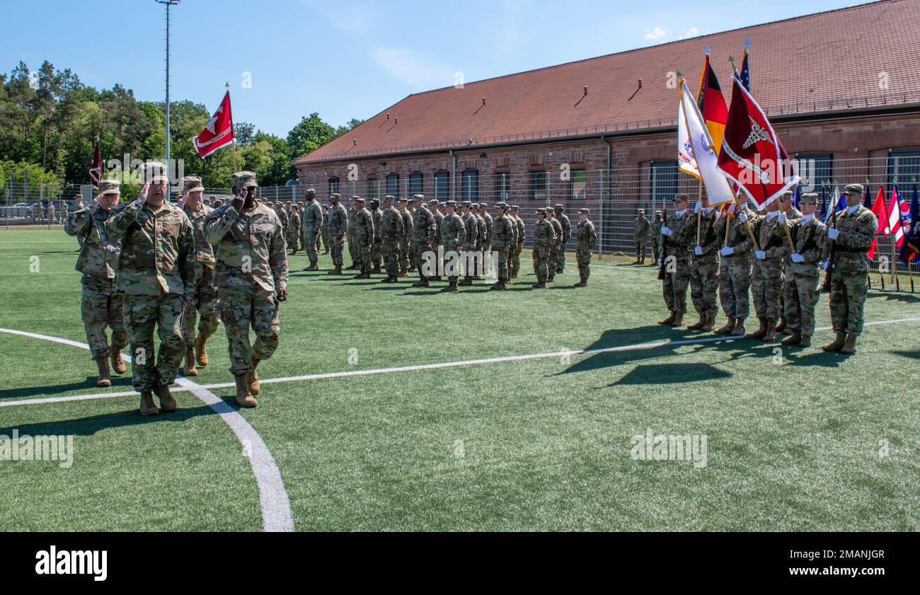 USA Oberstleutnant Michael F. Belenky, Befehlshaber der Truppen, Generalleutnant R. Scott Dingle, USA General des Armeechirurgen und kommandierender General MEDCOM, Brigadegeneral. Gen. Mark Thompson, ausscheidender Befehlshaber des Regionalgesundheitskommandos Europa, und Brigadegeneral. General Clinton Murray, eingehender RHCE-Befehlshaber, inspiziert die Truppen während einer Zeremonie zum Kommandowechsel am 1. Juni 2022 in Kirchberg Kaserne, Landstuhl. Murray übernahm das Kommando über RHCE von Thompson. Stockfoto