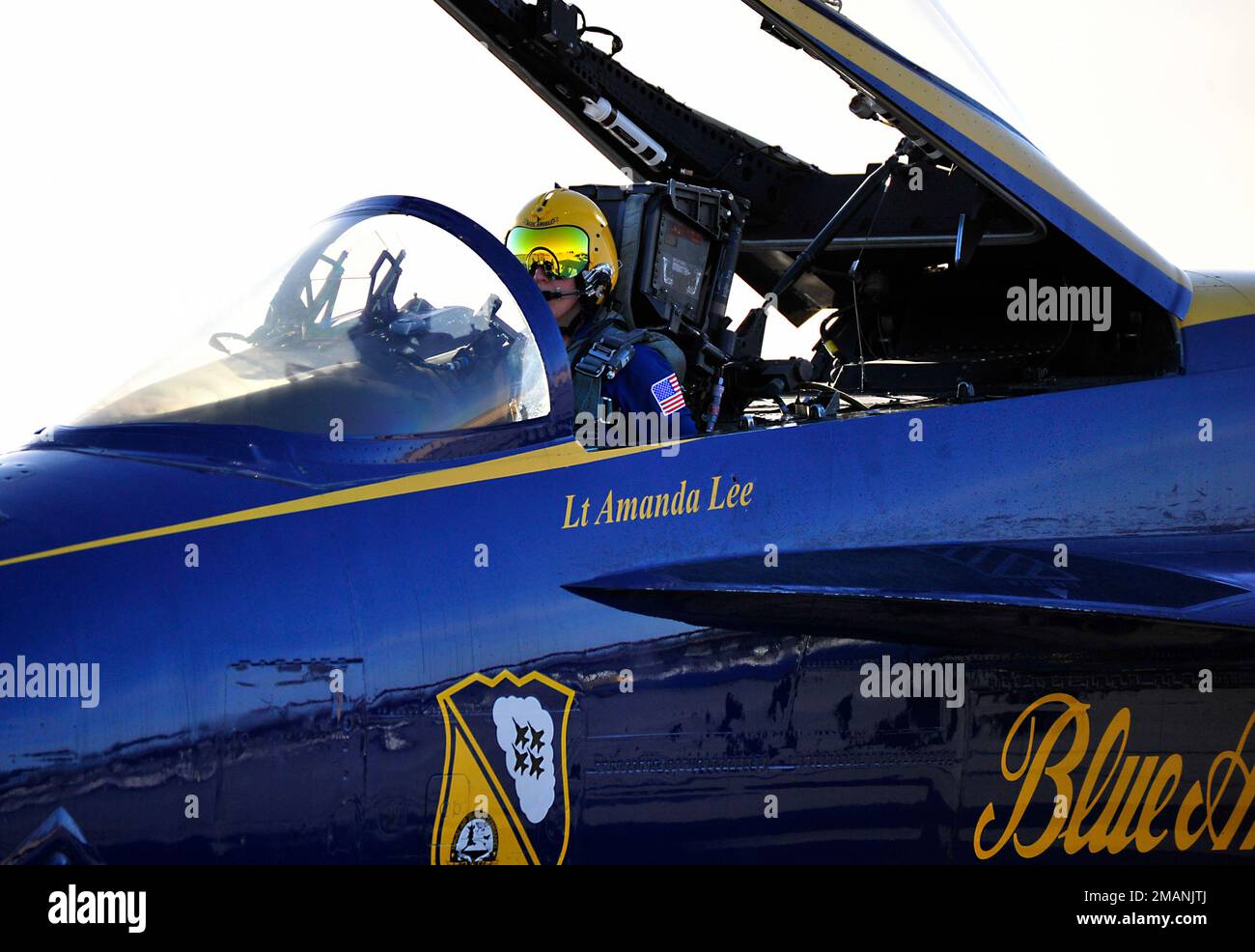 EL CENTRO, Kalifornien (18. Januar 2023) Left-Wing-Pilot, LT. Amanda Lee, bereitet sich auf den Start vor, bevor ein Trainingsflug über die Naval Air Facility (NAF) El Centro stattfindet. LT. Amanda Lee ist die erste weibliche F/A-18E/F Demonstrationspilotin des Geschwaders. Die Blue Angels führen derzeit Wintertraining in NAF El Centro, Kalifornien, durch, um sich auf die kommende Flugshow 2023 vorzubereiten. (USA Marinefoto von Chief Mass Communication Specialist Michael Russell/veröffentlicht) Stockfoto