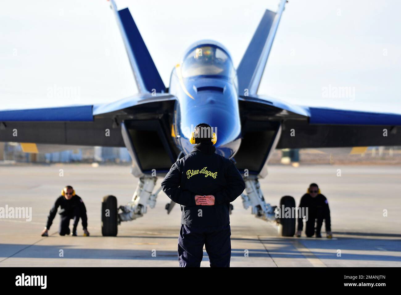 EL CENTRO, Kalifornien (18. Januar 2023) Left-Wing-Pilot, LT. Amanda Lee, bereitet sich auf den Start vor, bevor ein Trainingsflug über die Naval Air Facility (NAF) El Centro stattfindet. LT. Amanda Lee ist die erste weibliche F/A-18E/F Demonstrationspilotin des Geschwaders. Die Blue Angels führen derzeit Wintertraining in NAF El Centro, Kalifornien, durch, um sich auf die kommende Flugshow 2023 vorzubereiten. (USA Marinefoto von Chief Mass Communication Specialist Michael Russell/veröffentlicht) Stockfoto