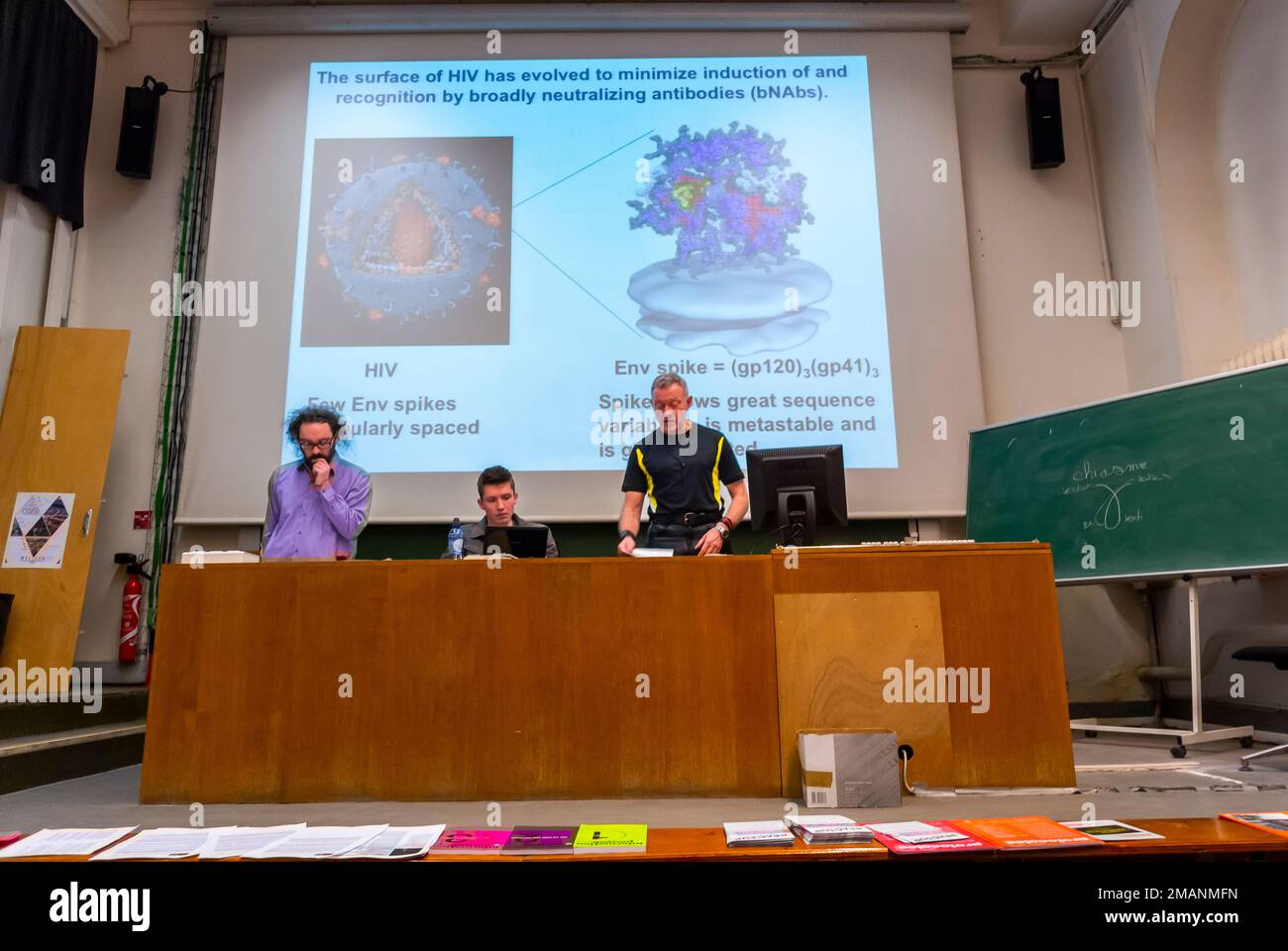 Paris, Frankreich, Kleine Gruppe Leute, Männer, Act Up -Paris, wöchentliches Treffen, HIV-Prävention-Befürworter, Präsentation im Beaux Arts Ampitheatre der Universität, HIV-Infektion, Folie, klinische Studien, Stockfoto