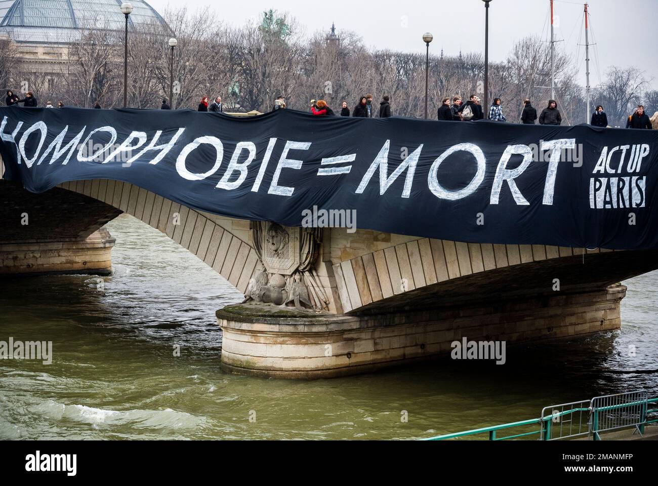 Paris, Frankreich, Aids-Aktivist-Gruppe, Act up-Paris, Protest Banner gegen Homophobie, auf der Pariser Brücke, 'Homophobia = Death » Slogan Reportage Photography Stockfoto