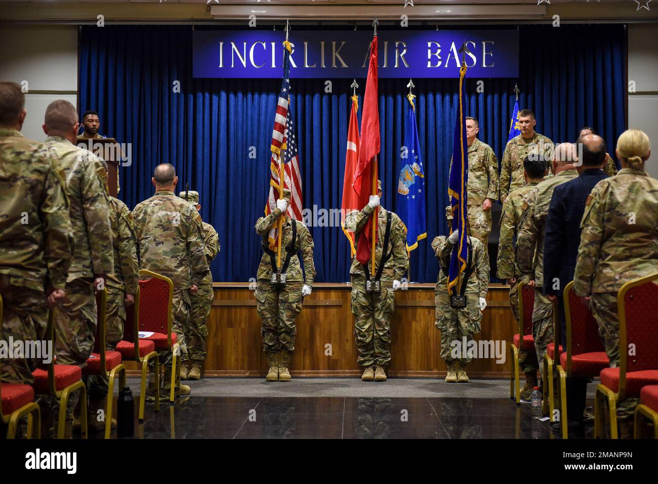 Die Ehrengarde der Incirlik Air Base tritt am 1. Juni 2022 während einer Zeremonie zum Kommandowechsel auf dem Luftwaffenstützpunkt Incirlik in der Türkei auf. Während der Zeremonie übergab Oberstleutnant Damian Pardue, scheidender Kommandeur der 39. Healthcare Operations Squadron, das Kommando an Oberst Bradley Weast, 39. Medical Group Commander, der dann Oberstleutnant Amanda Davis mit der Leitung der 39. HCOS betraute. Die Zeremonie zum Kommandowechsel ist eine langjährige militärische Tradition, die die formelle Übertragung des Kommandos von einem Offizier auf einen anderen darstellt. Davis diente zuvor als 60. Medical Readiness Flugkommandant für die 60. Stockfoto