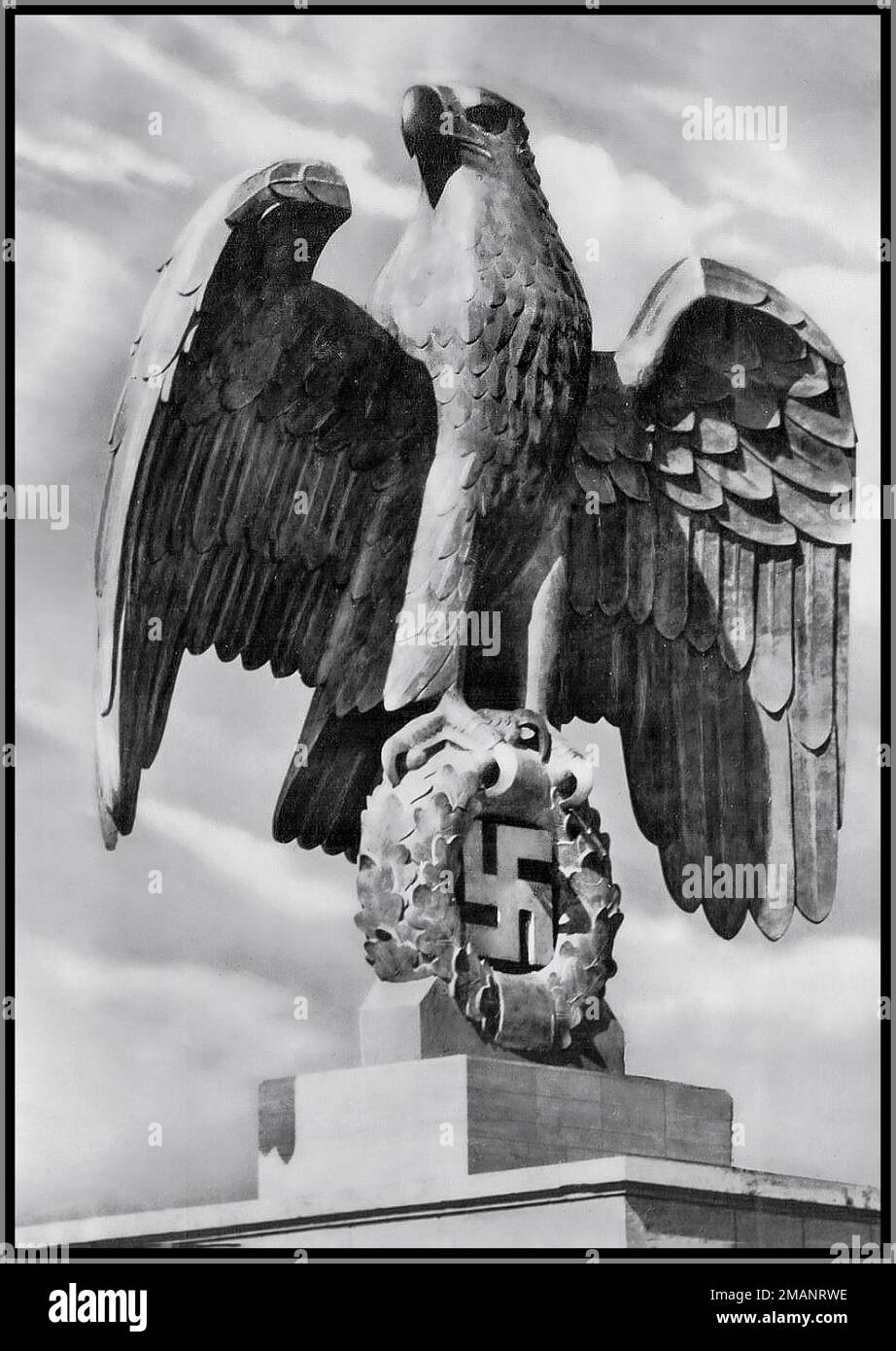 Nazideutschland Adler- und Swastika-Emblem-Statue „Stadt der Reichsparteitage Nürnberg 1937. Parteikundgebung des NSDAP in Nürnberg (Nürnberger Rallye); das monumentale nationale Emblem auf der Ehrenplattform in der Luitpold Arena. Nürnberg Nazi-Deutschland Stockfoto