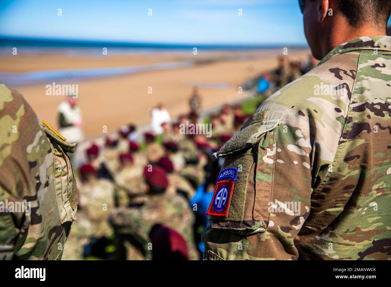 Mitglieder des Dienstes hören Keith Nightingale, wie sie über den D-Day sprechen, während sie über Omaha Beach blicken, während der Woche des D-Day am 1. Juni 2022. Als Teil des 78. Jahrestags des D-Day. Nightingale unterrichtet Soldaten seit mehr als 40 Jahren über die Bedeutung des D-Day aus strategischer und operativer Sicht. Stockfoto