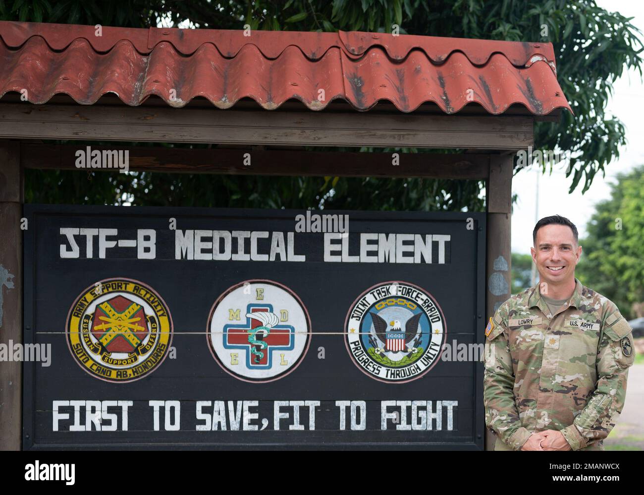 USA Army Major Jake Lowry, Joint Task Force-Bravo Tierarzt, posiert für ein Foto am 1. Juni 2022, auf dem Soto Cano Air Base, Honduras. Das Veterinäramt hat im Jahr 2022 in Guatemala und Honduras bisher mehr als 300 Schweine, 350 Schafe, 1200 Rinder und 2000 Hühner behandelt, Partnerschaften aufgebaut, die Ernährungsstabilität verbessert und den Ranchern in der Region wirtschaftliche Möglichkeiten eröffnet. Stockfoto