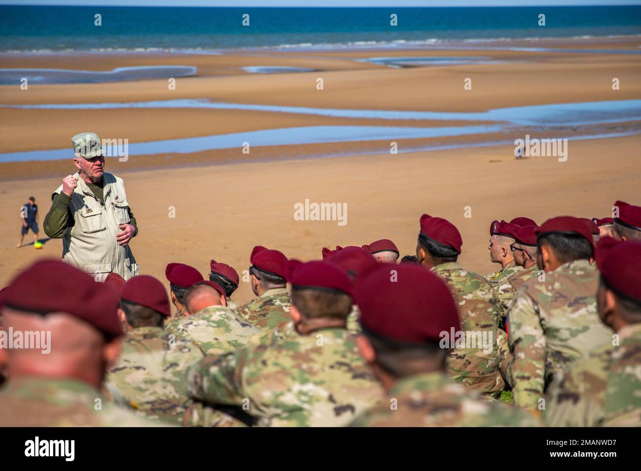 Mitglieder des Dienstes hören Keith Nightingale, wie sie über den D-Day sprechen, während sie über Omaha Beach blicken, während der Woche des D-Day am 1. Juni 2022. Als Teil des 78. Jahrestags des D-Day. Nightingale unterrichtet Soldaten seit mehr als 40 Jahren über die Bedeutung des D-Day aus strategischer und operativer Sicht. Stockfoto