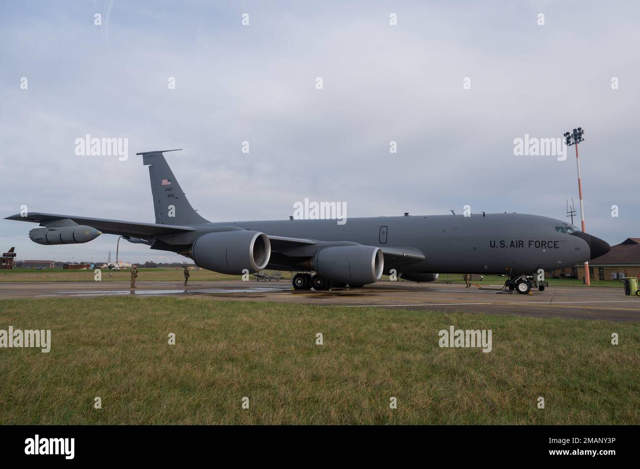 EIN US-AMERIKANISCHER Air Force KC-135 Stratotanker-Flugzeuge, die dem 100. Air Tanken Flügel zugewiesen sind, werden am 18. Januar 2023 in Royal Air Force Mildenhall, England, den Vorflugverfahren unterzogen. Flugzeugwartung Airmen bereitet den KC-135 für die Enteisung vor, um sicherzustellen, dass die Kontrolloberflächen nicht eingefroren sind, bevor er für seine Mission abhebt. Um zu verdeutlichen, dass dieses Flugzeug das Air Mobility Command am Heck trägt, es nun dem Kommando des 100. Air Tanken Flügels untersteht. (USA Air Force Foto von Airman 1. Klasse Christopher Campbell) Stockfoto