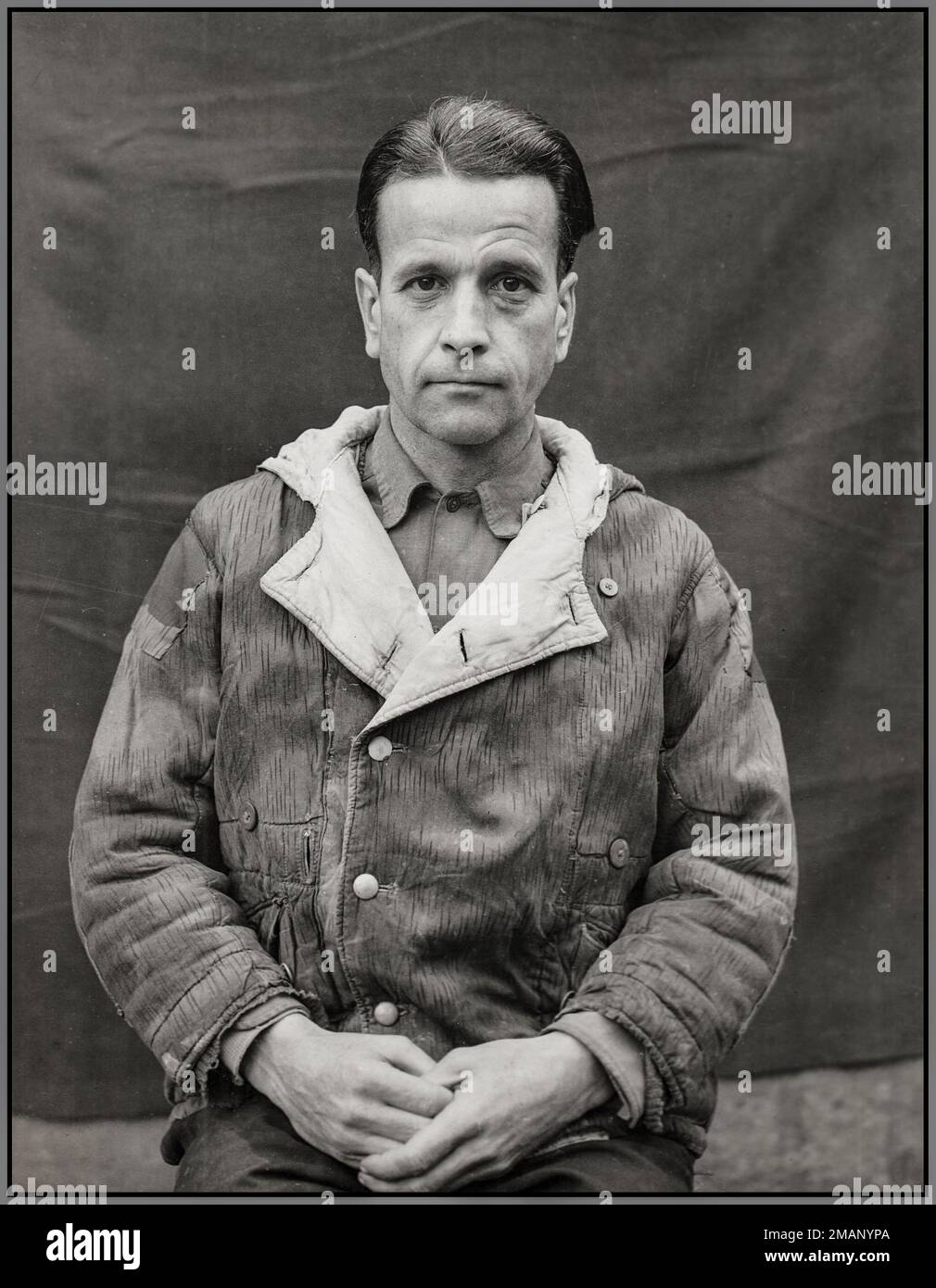 Nazi Waldemar Hoven (10. Februar 1903 – 2. Juni 1948) war Nazi und Arzt im Konzentrationslager Nazi Buchenwald. Hoven wurde am Ende des Zweiten Weltkriegs von den Alliierten verhaftet und als Angeklagter beim Ärztekurs, einem der Nürnberger Prozesse, vor Gericht gestellt. Er wurde wegen Kriegsverbrechen, Verbrechen gegen die Menschlichkeit und der Mitgliedschaft in einer kriminellen Organisation für schuldig befunden. Er wurde am 2. Juni 1948 im Landsberg Gefängnis in Bayern zum Tode verurteilt und gehängt. Stockfoto