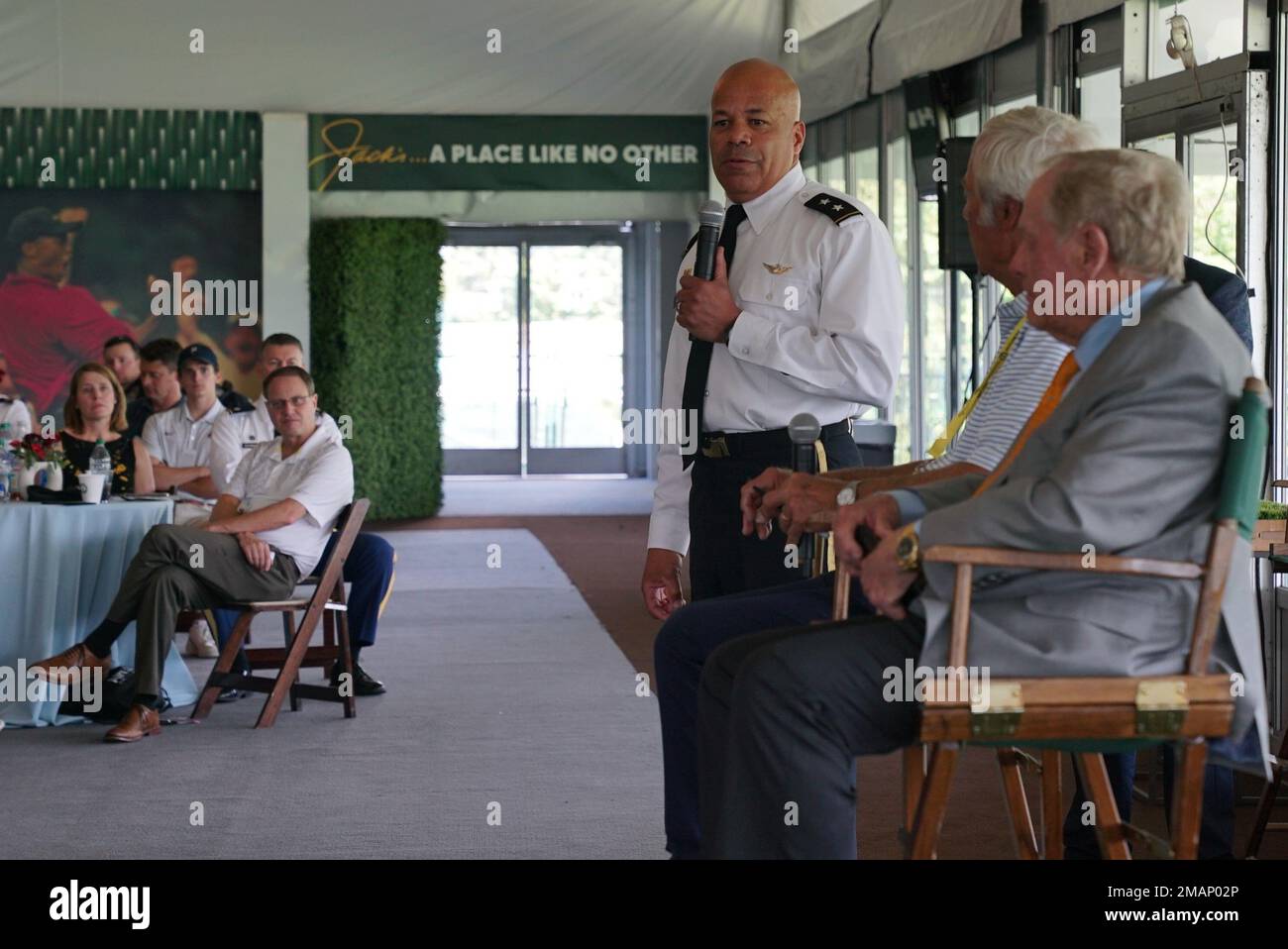 Generalmajor John C. Harris Jr., Adjutant General in Ohio, spricht mit den Teilnehmern während eines Brunch zur militärischen Würdigung am 1. Juni 2022 im Muirfield Village Golf Club in Dublin, Ohio. Das Memorial Tournament wurde 1976 von der PGA-Legende Jack Nicklaus gegründet und umfasst einen jährlichen „Salute to Service“-Tag zu Ehren des Militärs, der Veteranen und der Ersthelfer. Stockfoto