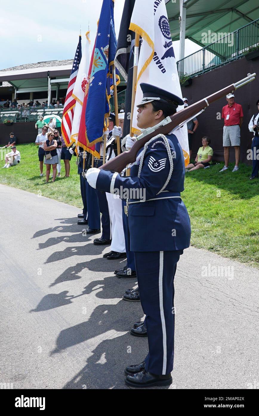 Während der Ehrenfeier des Memorial Tournament am 1. Juni 2022 im Muirfield Village Golf Club in Dublin, Ohio, steht ein gemeinsamer Farbenwächter der Ohio National Guard auf dem Programm. Das Memorial Tournament wurde 1976 von der PGA-Legende Jack Nicklaus gegründet und umfasst einen jährlichen „Salute to Service“-Tag zu Ehren des Militärs, der Veteranen und der Ersthelfer. Stockfoto