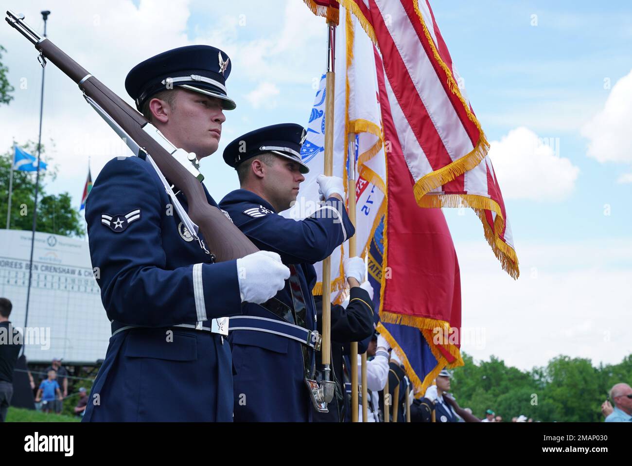 Während der Ehrenfeier des Memorial Tournament am 1. Juni 2022 im Muirfield Village Golf Club in Dublin, Ohio, steht ein gemeinsamer Farbenwächter der Ohio National Guard auf dem Programm. Das Memorial Tournament wurde 1976 von der PGA-Legende Jack Nicklaus gegründet und umfasst einen jährlichen „Salute to Service“-Tag zu Ehren des Militärs, der Veteranen und der Ersthelfer. Stockfoto