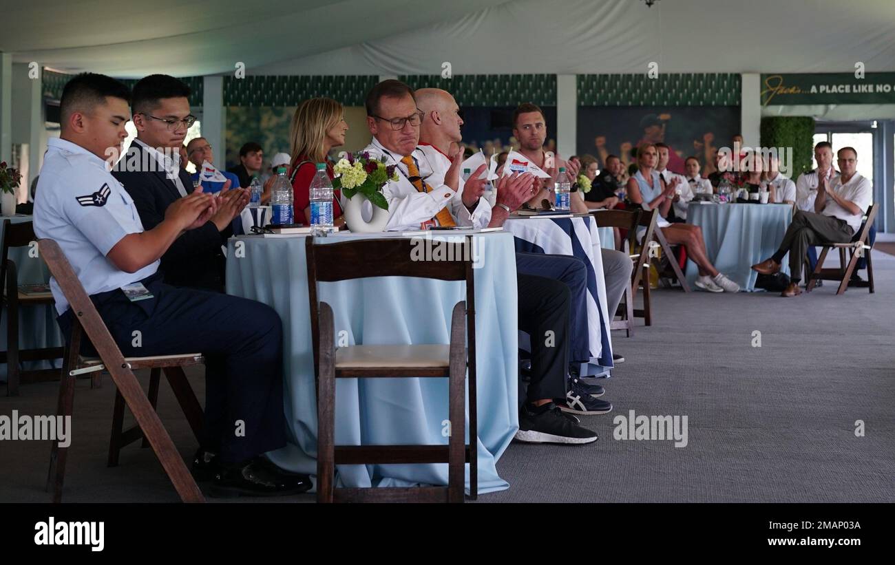 Teilnehmer eines Brunch mit militärischer Würdigung beim Memorial Tournament begrüßen einen Redner am 1. Juni 2022 im Muirfield Village Golf Club in Dublin, Ohio. Das Memorial Tournament wurde 1976 von der PGA-Legende Jack Nicklaus gegründet und umfasst einen jährlichen „Salute to Service“-Tag zu Ehren des Militärs, der Veteranen und der Ersthelfer. Stockfoto