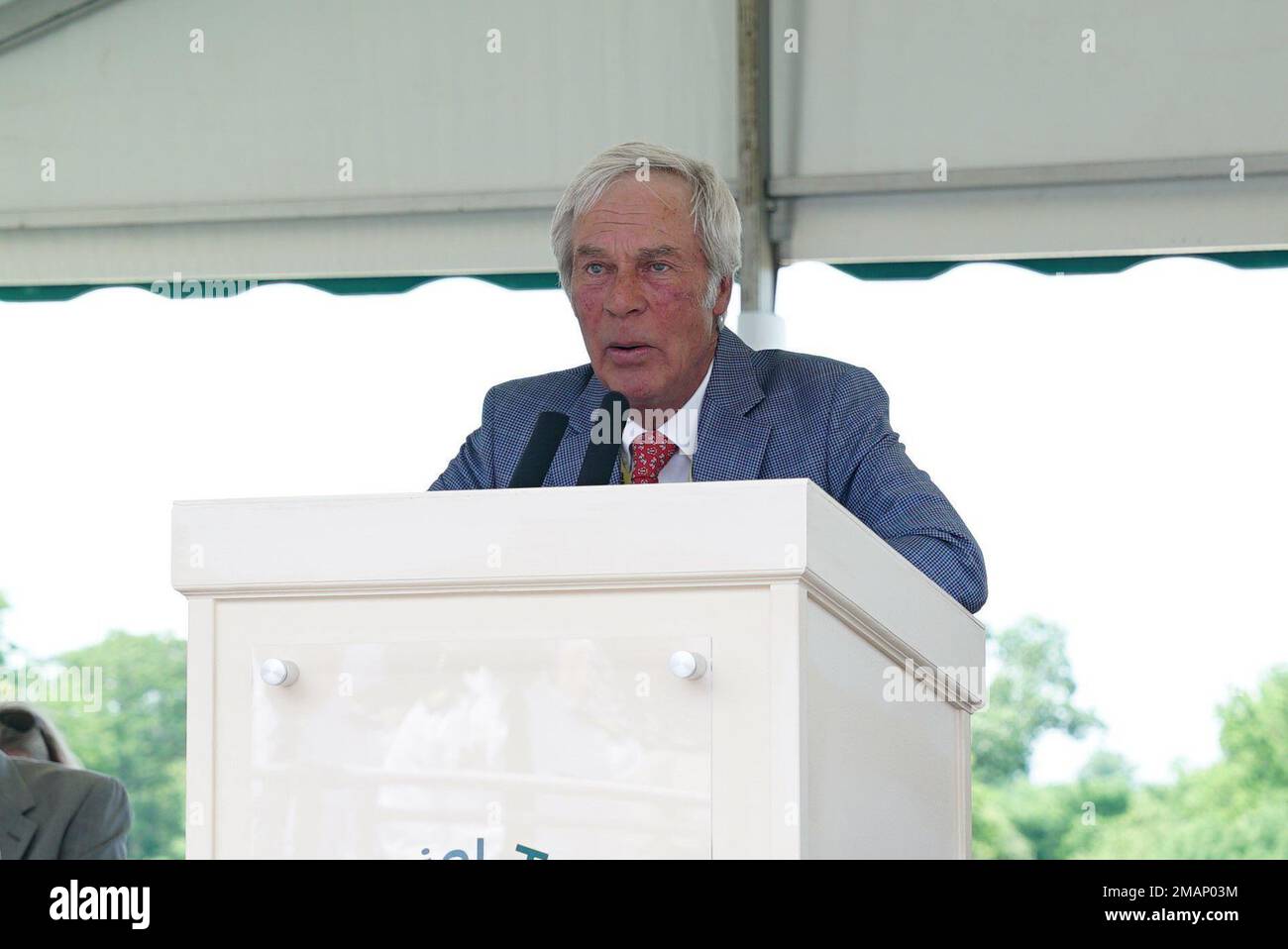 Ben Crenshaw, Honoree des 2022 Memorial und Profigolfer im Ruhestand, spricht während der Honoree-Zeremonie des Memorial Tournament am 1. Juni 2022 im Muirfield Village Golf Club in Dublin, Ohio. Das Memorial Tournament wurde 1976 von der PGA-Legende Jack Nicklaus gegründet und umfasst einen jährlichen „Salute to Service“-Tag zu Ehren des Militärs, der Veteranen und der Ersthelfer. Stockfoto