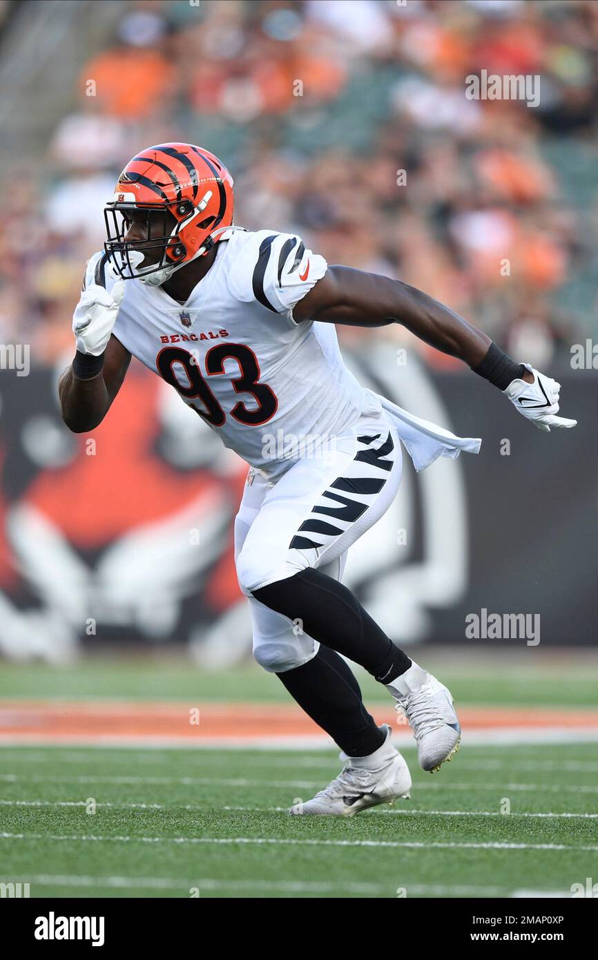 Cincinnati Bengals defensive end Jeff Gunter (93) runs for the play during a preseason NFL football game against the Los Angeles Rams, Saturday, Aug. 27, 2022, in Cincinnati. (AP Photo/Emilee Chinn) Stockfoto