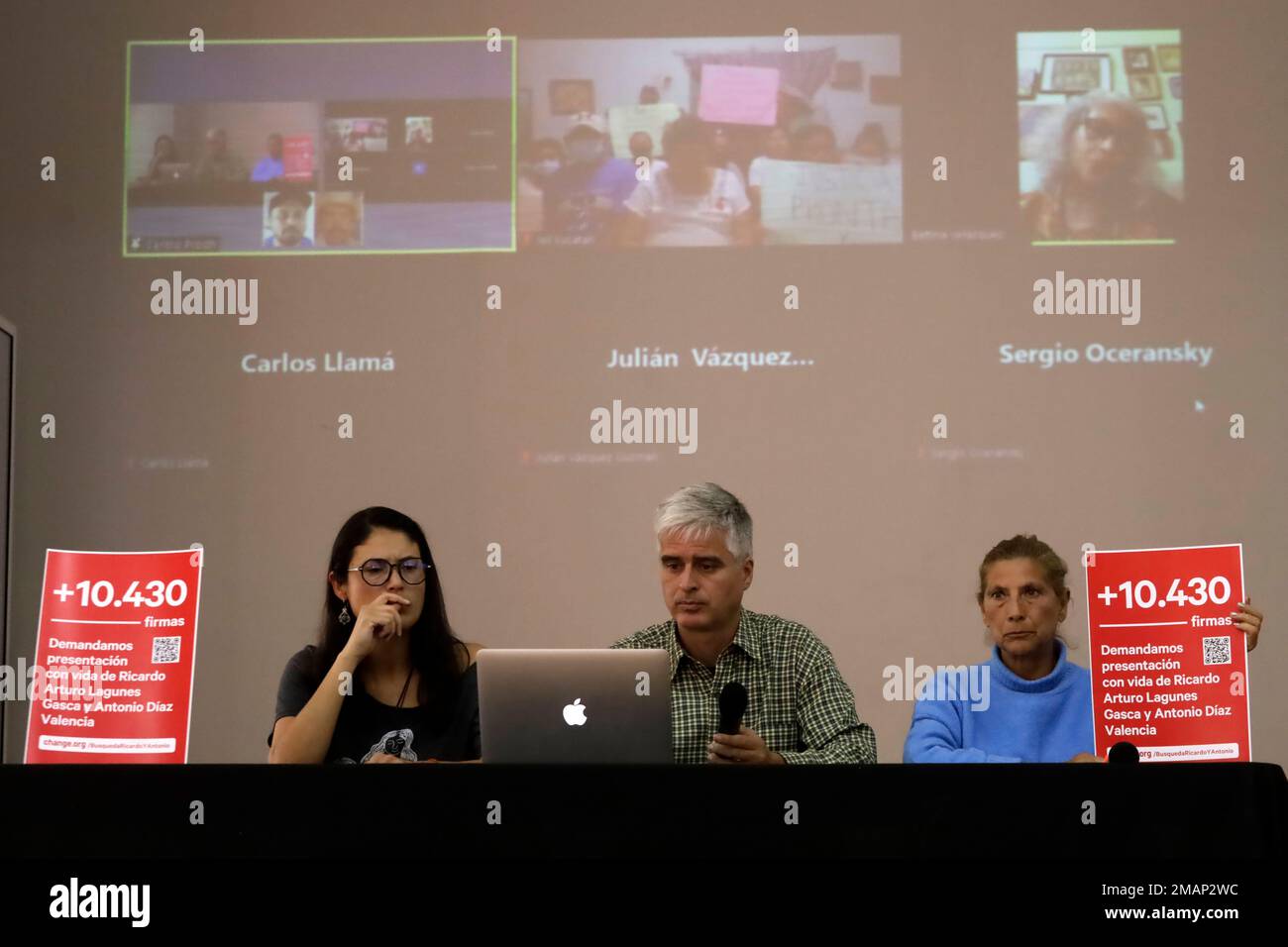 Mexiko-Stadt, Mexiko. 19. Januar 2023. Ana Lucia Lagunes, Sergio Oceransky und Maria de Lourdes Lagunes fordern den mexikanischen Staat auf, auf einer Pressekonferenz im Pro Human Rights Center in Mexico City, Mexiko, nach den Verteidigern Ricardo Lagunes und Antonio Diaz zu suchen, die am 15. Januar verschwanden. Am 19. Januar 2023 in Mexiko-Stadt, Mexiko (Kreditbild: © Luis Barron/Eyepix via ZUMA Press Wire) NUR REDAKTIONELLER GEBRAUCH! Nicht für den kommerziellen GEBRAUCH! Stockfoto