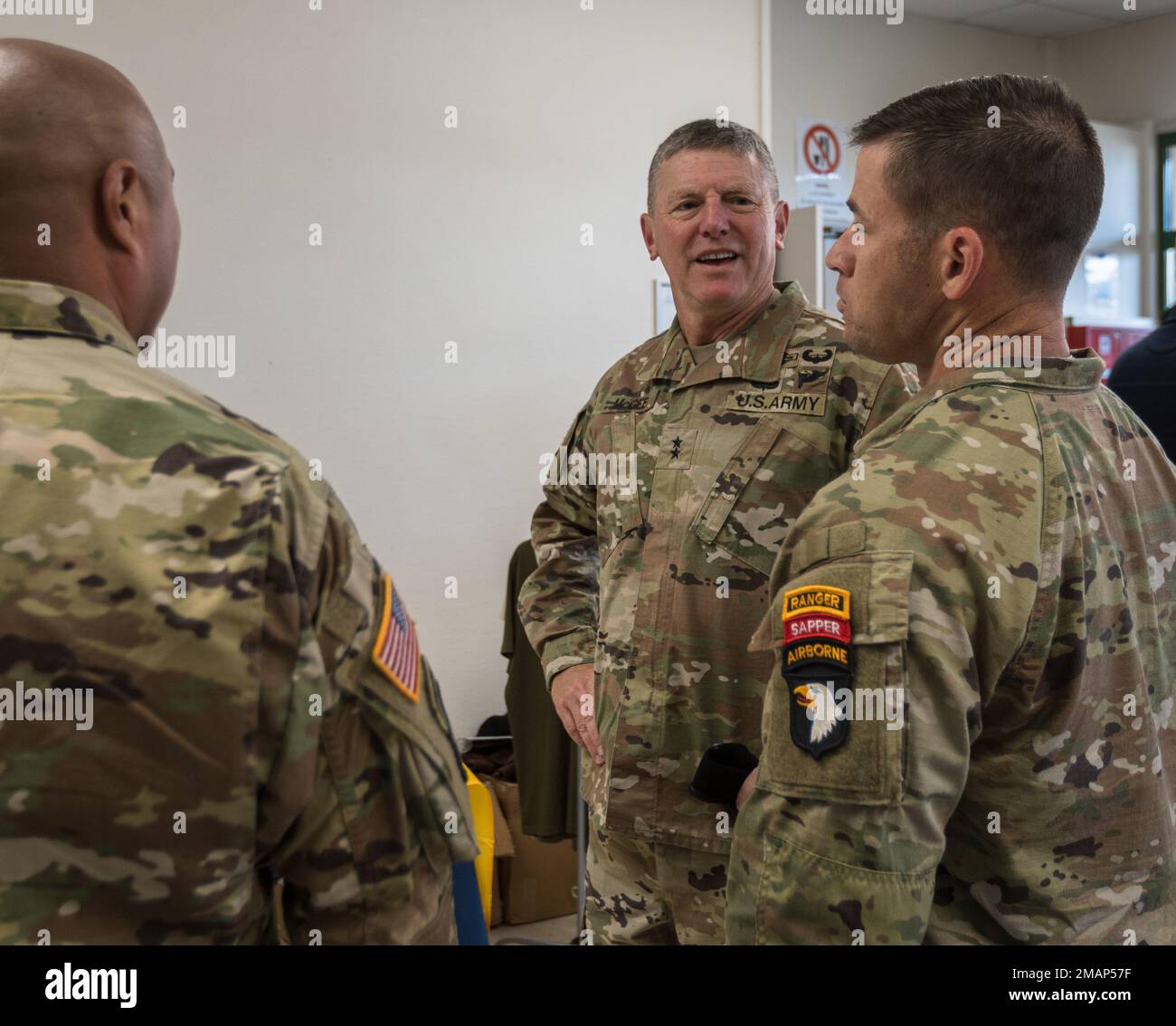 USA Generalleutnant Joseph McGee, kommandierender General, 101. Luftwaffendivision (Luftangriff) und Fort Campbell begrüßen Soldaten am 2. Juni 2022 während der D-Day 78. Gedenkfeier Carentan Battlefield Orientation im Theatre de Carentan, Carentan, Frankreich. Der D-Day-Luftangriff in die Normandie war der größte Einsatz von Luftstreitkräften im Zweiten Weltkrieg Fallschirmjäger der U.S. 82. und 101. Airborne Divisions, der British 6. Airborne Division, des 1. Canadian Parachute Battalion und anderer verbundener alliierter Einheiten waren an dem Angriff beteiligt. Stockfoto