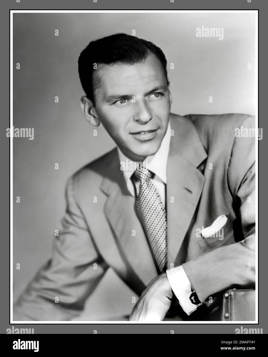 Frank Sinatra 1951. Universal Pictures veröffentlichte das Porträtfoto der Studiowerbung an die Presse, um den bevorstehenden Film „Meet Danny Wilson“ zu bewerben, der im April 1952 mit Sinatra in der Titelrolle Premiere hatte. 1950er Stockfoto