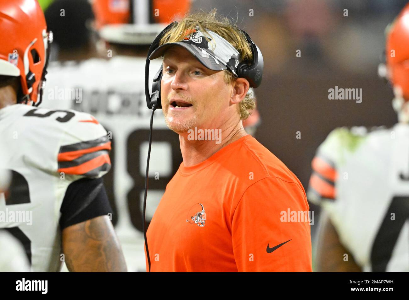 Cleveland Browns linebackers coach Jason Tarver stands on the field during an NFL preseason football game against the Chicago Bears, Saturday, Aug. 27, 2022, in Cleveland. The Bears won 21-20. (AP Photo/David Richard) Stockfoto