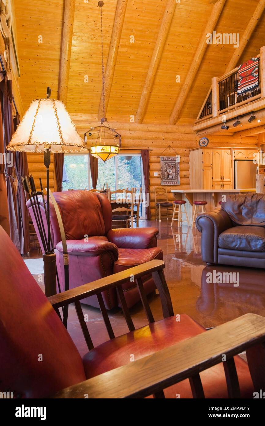 Hölzerner Lederschaukelstuhl, Sessel, Sessel im Wohnzimmer im  skandinavischen Holzhaus, Quebec, Kanada. Dieses Bild ist Property relea  Stockfotografie - Alamy