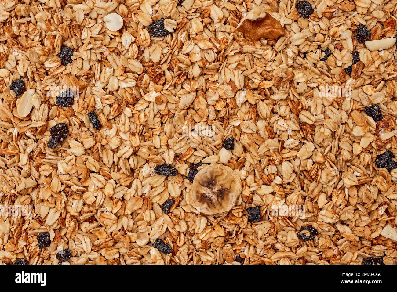 Hafer auf einem Haufen Muffins mit Regenwasser und getrockneten Weinregen im Hintergrund Stockfoto